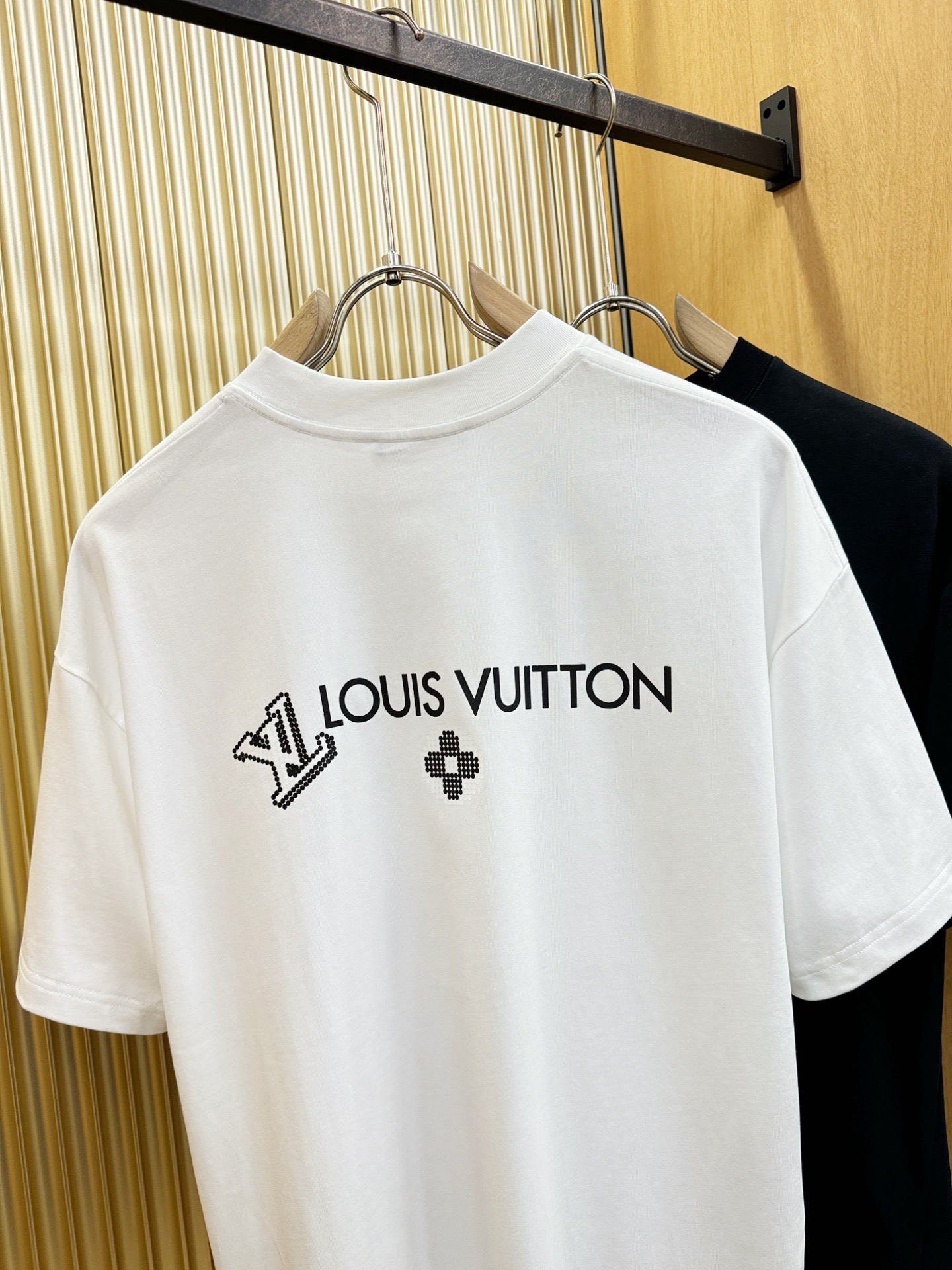 LV路易威登 2026新款短袖T恤！走秀图案时尚休闲短袖T恤衫！设计logo设计！极具设计精选客供面料，