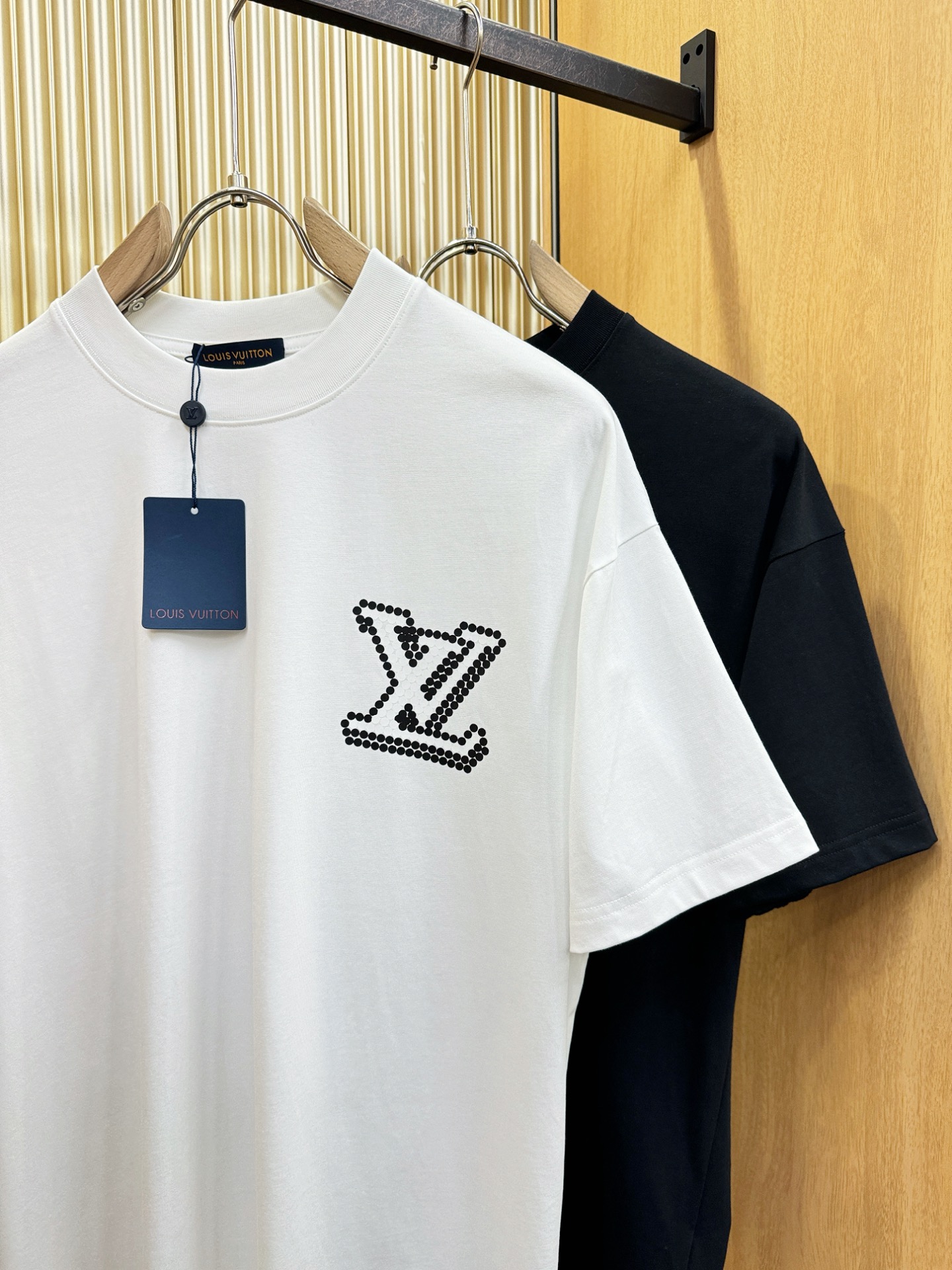 LV路易威登 2026新款短袖T恤！走秀图案时尚休闲短袖T恤衫！设计logo设计！极具设计精选客供面料，