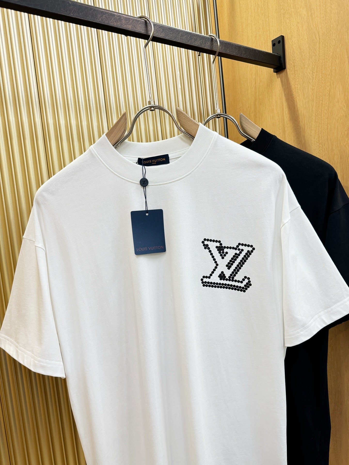 LV路易威登 2026新款短袖T恤！走秀图案时尚休闲短袖T恤衫！设计logo设计！极具设计精选客供面料，