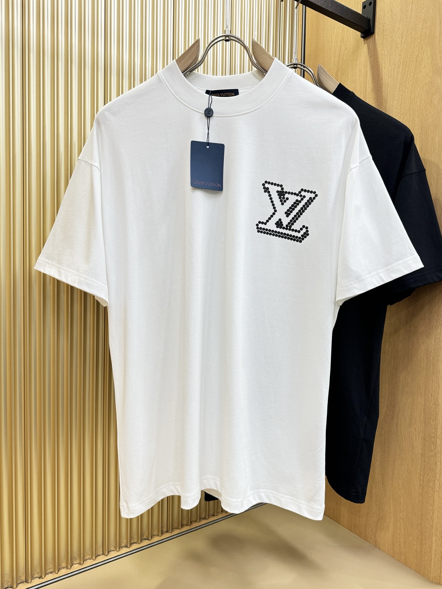 LV路易威登 2026新款短袖T恤！走秀图案时尚休闲短袖T恤衫！设计logo设计！极具设计精选客供面料，