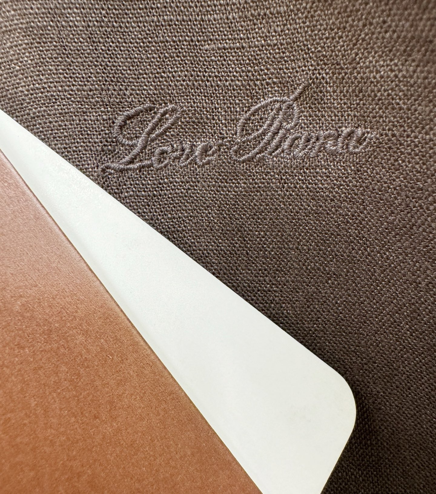Loro Piana诺悠翩雅 2026春夏专柜同款亚麻衬衫，100%亚麻面料，亚麻衬衫就足够腔调，作为衬