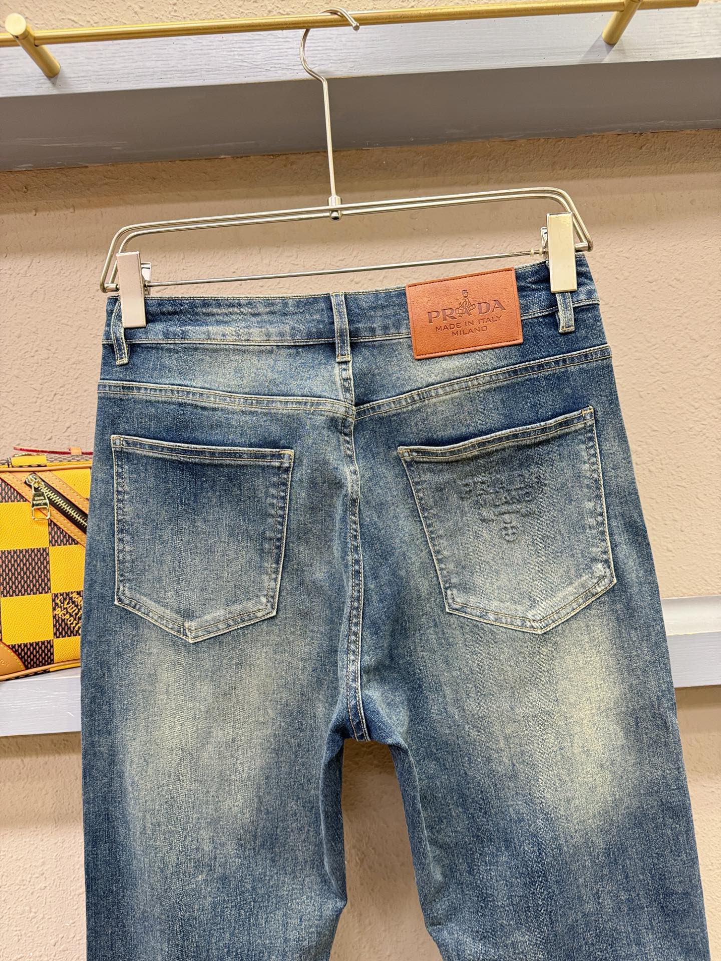 PRADA普拉达 专柜新品，原版牛仔裤 原版重工打造，品牌经典LOGO设计，三标齐全！原版五金辅料。专柜