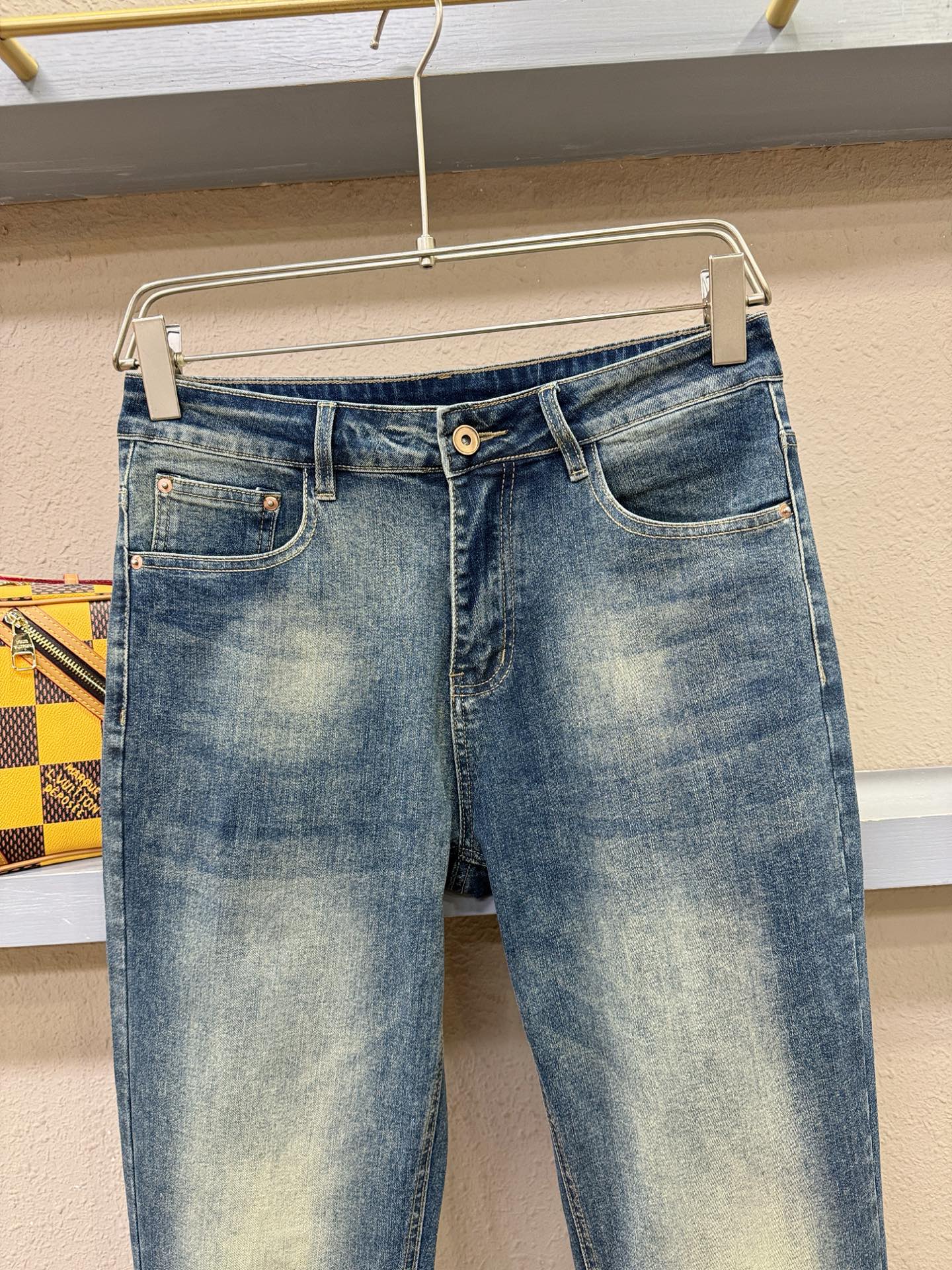 PRADA普拉达 专柜新品，原版牛仔裤 原版重工打造，品牌经典LOGO设计，三标齐全！原版五金辅料。专柜