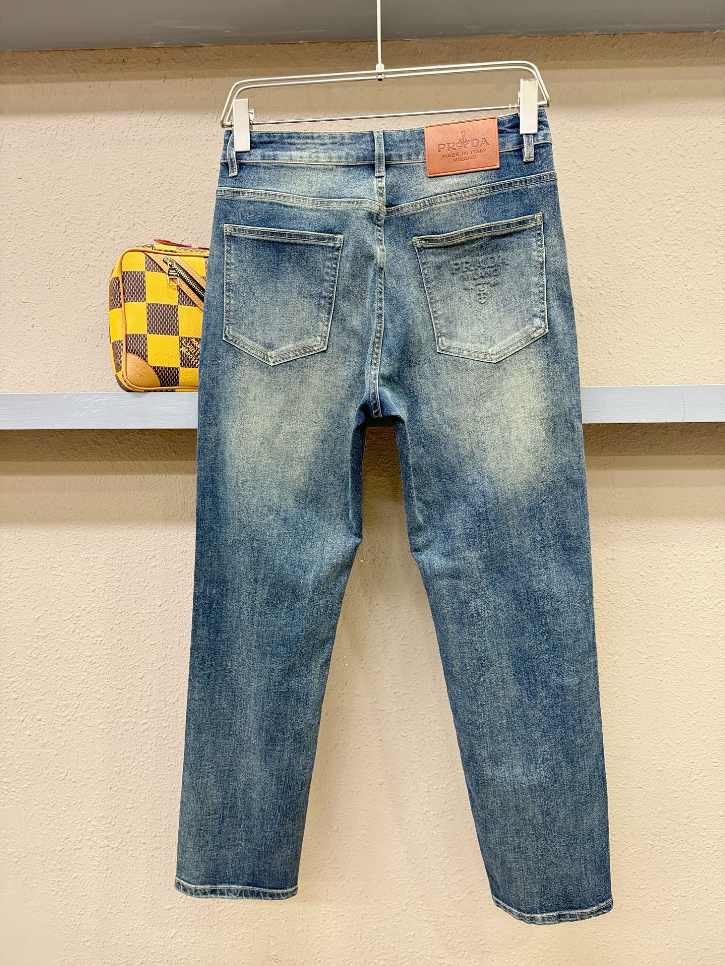 PRADA普拉达 专柜新品，原版牛仔裤 原版重工打造，品牌经典LOGO设计，三标齐全！原版五金辅料。专柜