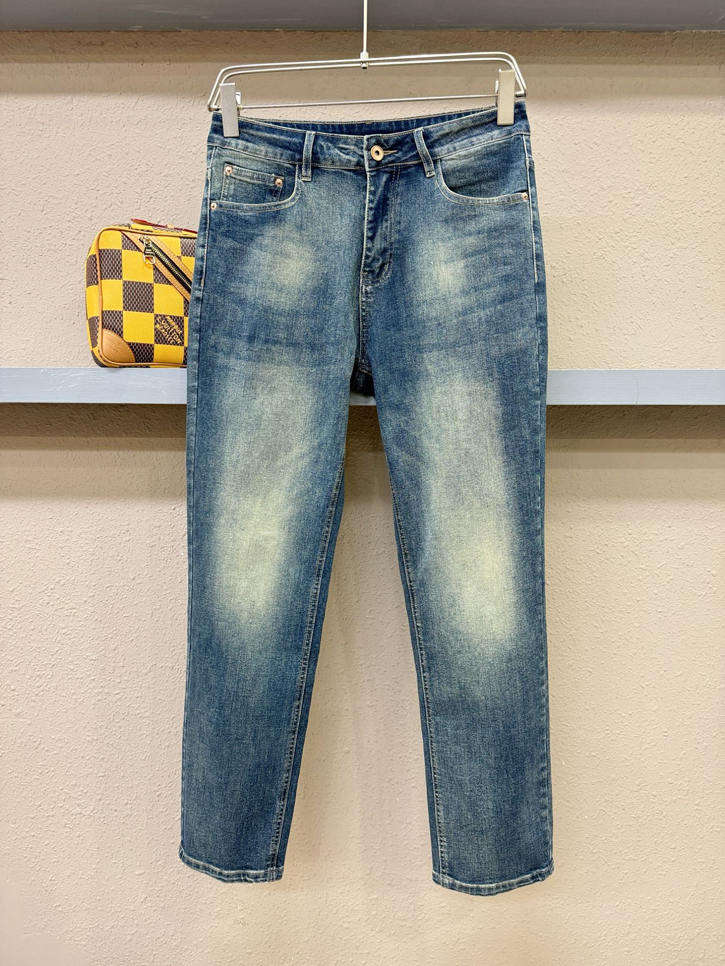 PRADA普拉达 专柜新品，原版牛仔裤 原版重工打造，品牌经典LOGO设计，三标齐全！原版五金辅料。专柜