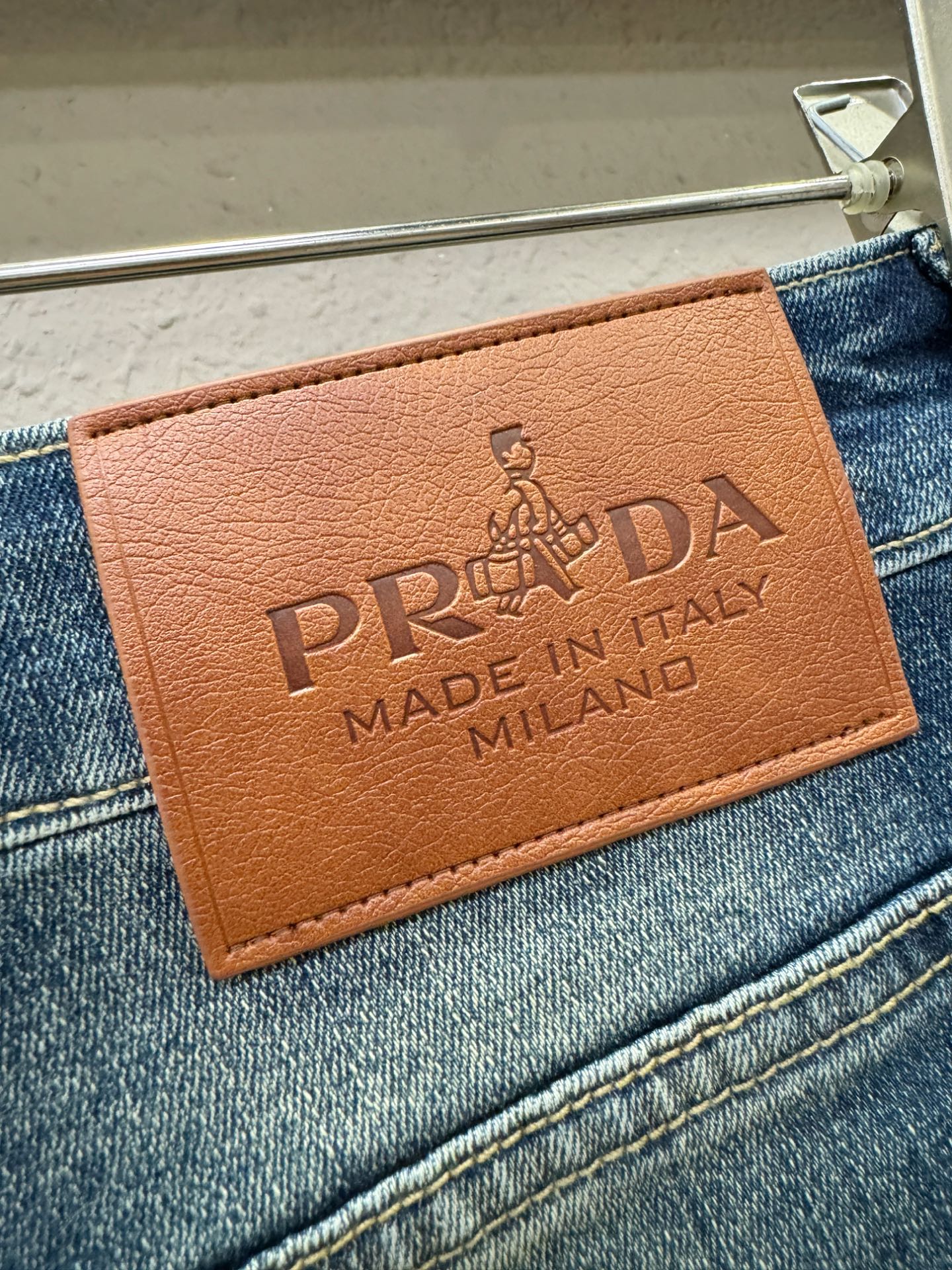 PRADA普拉达 专柜新品，原版牛仔裤 原版重工打造，品牌经典LOGO设计，三标齐全！原版五金辅料。专柜