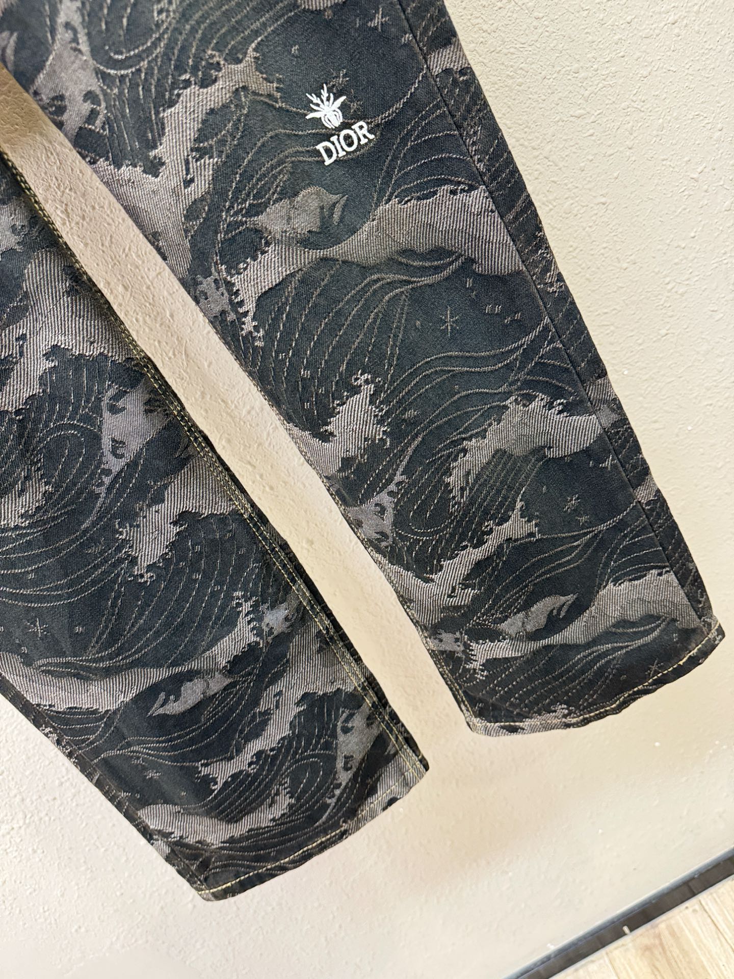 Dior迪奥 专柜新品，原版牛仔裤 原版重工打造，品牌经典LOGO设计，三标齐全！原版五金辅料。专柜定制