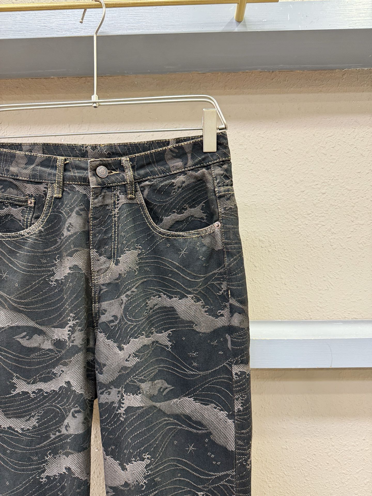 Dior迪奥 专柜新品，原版牛仔裤 原版重工打造，品牌经典LOGO设计，三标齐全！原版五金辅料。专柜定制