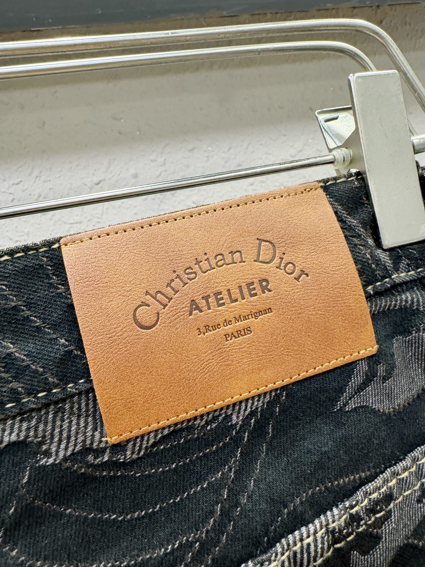 Dior迪奥 专柜新品，原版牛仔裤 原版重工打造，品牌经典LOGO设计，三标齐全！原版五金辅料。专柜定制