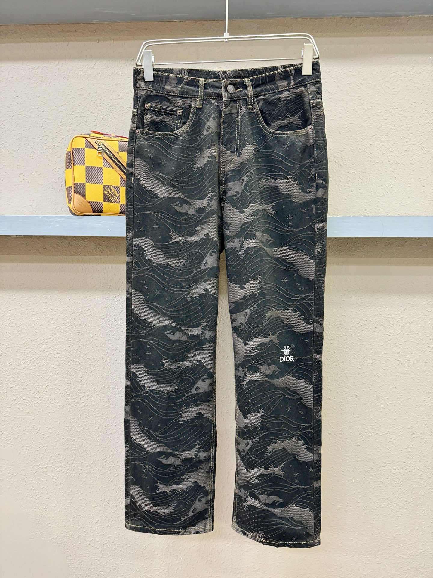 Dior迪奥 专柜新品，原版牛仔裤 原版重工打造，品牌经典LOGO设计，三标齐全！原版五金辅料。专柜定制