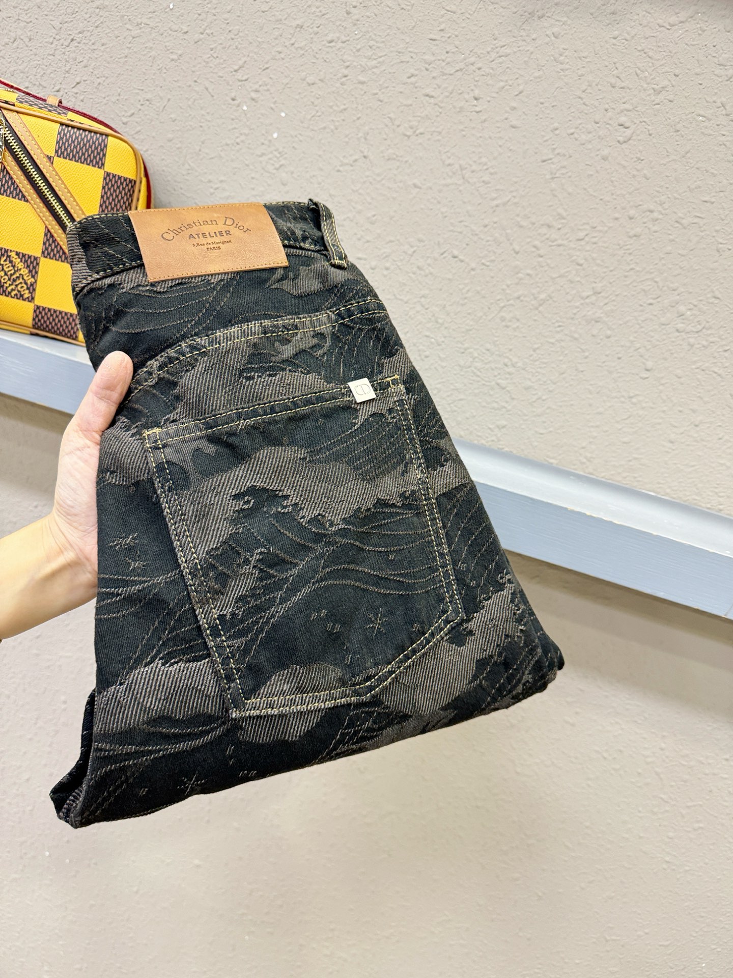 Dior迪奥 专柜新品，原版牛仔裤 原版重工打造，品牌经典LOGO设计，三标齐全！原版五金辅料。专柜定制