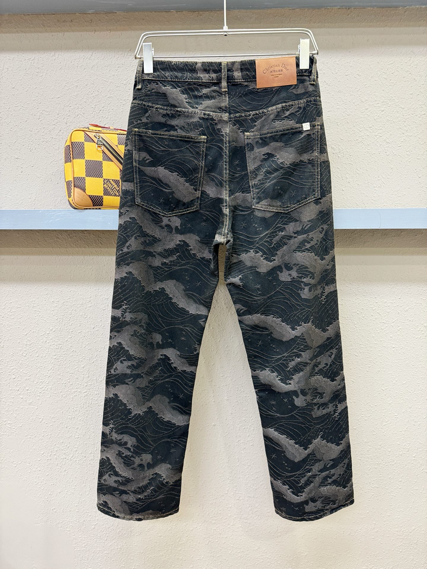 Dior迪奥 专柜新品，原版牛仔裤 原版重工打造，品牌经典LOGO设计，三标齐全！原版五金辅料。专柜定制