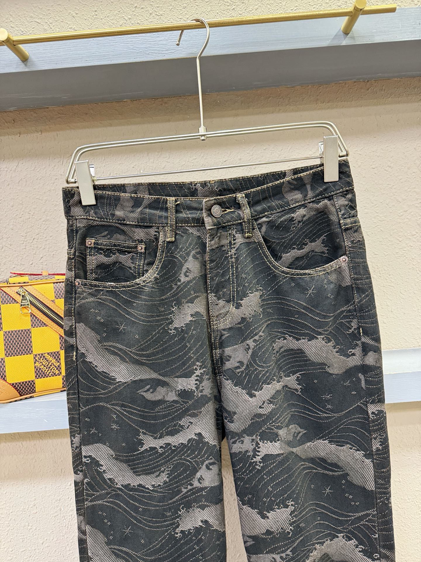 Dior迪奥 专柜新品，原版牛仔裤 原版重工打造，品牌经典LOGO设计，三标齐全！原版五金辅料。专柜定制