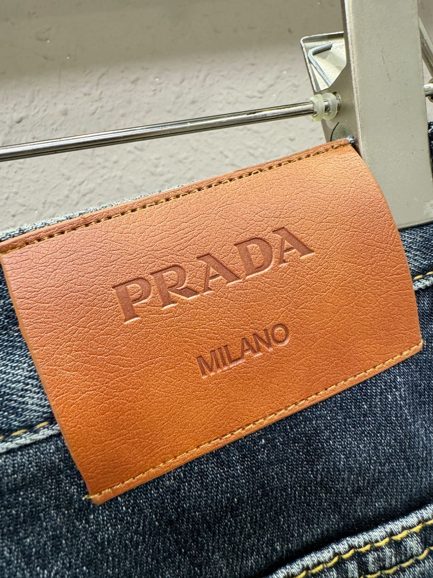 PRADA普拉达 专柜新品，原版牛仔裤 原版重工打造，品牌经典LOGO设计，三标齐全！原版五金辅料。专柜