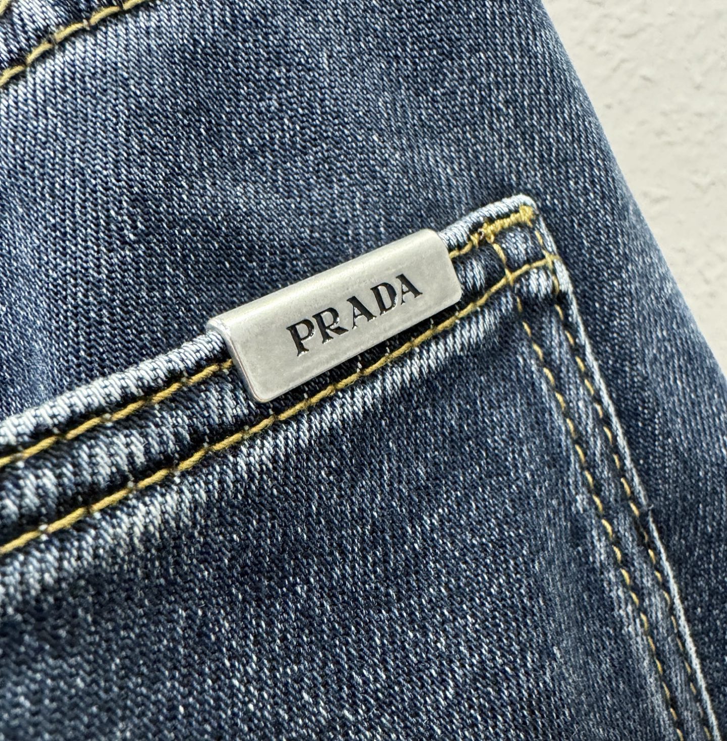 PRADA普拉达 专柜新品，原版牛仔裤 原版重工打造，品牌经典LOGO设计，三标齐全！原版五金辅料。专柜