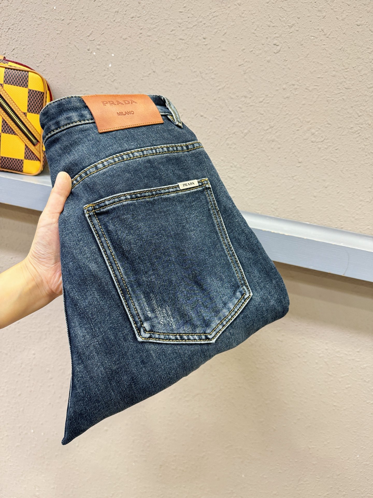 PRADA普拉达 专柜新品，原版牛仔裤 原版重工打造，品牌经典LOGO设计，三标齐全！原版五金辅料。专柜