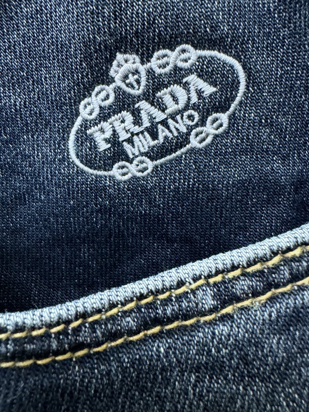 PRADA普拉达 专柜新品，原版牛仔裤 原版重工打造，品牌经典LOGO设计，三标齐全！原版五金辅料。专柜