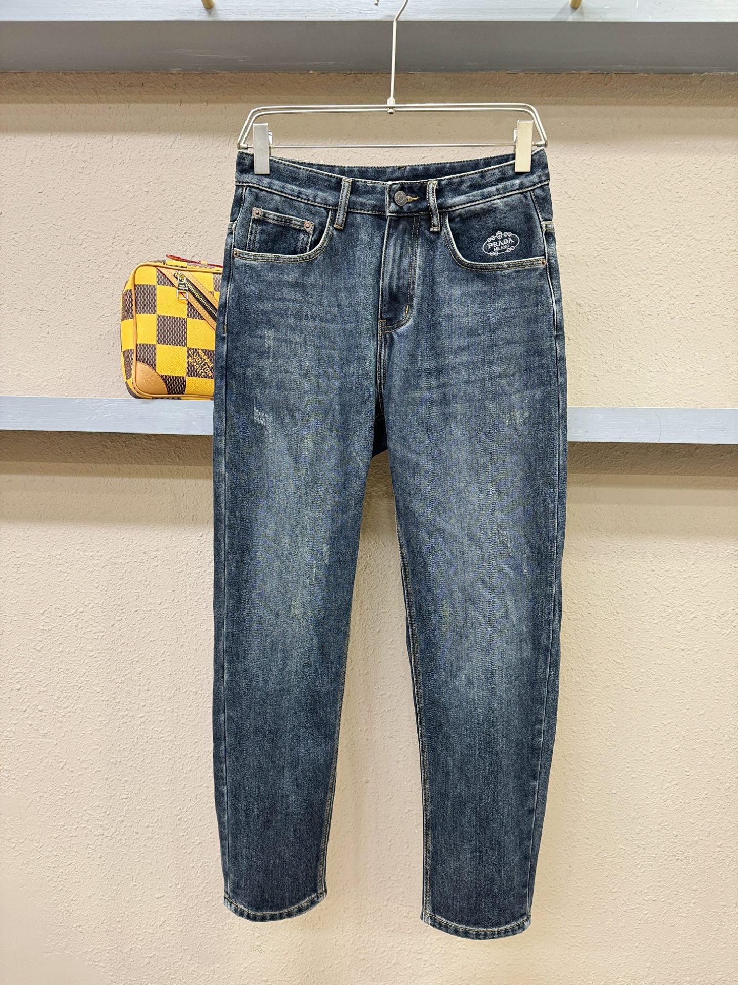 PRADA普拉达 专柜新品，原版牛仔裤 原版重工打造，品牌经典LOGO设计，三标齐全！原版五金辅料。专柜