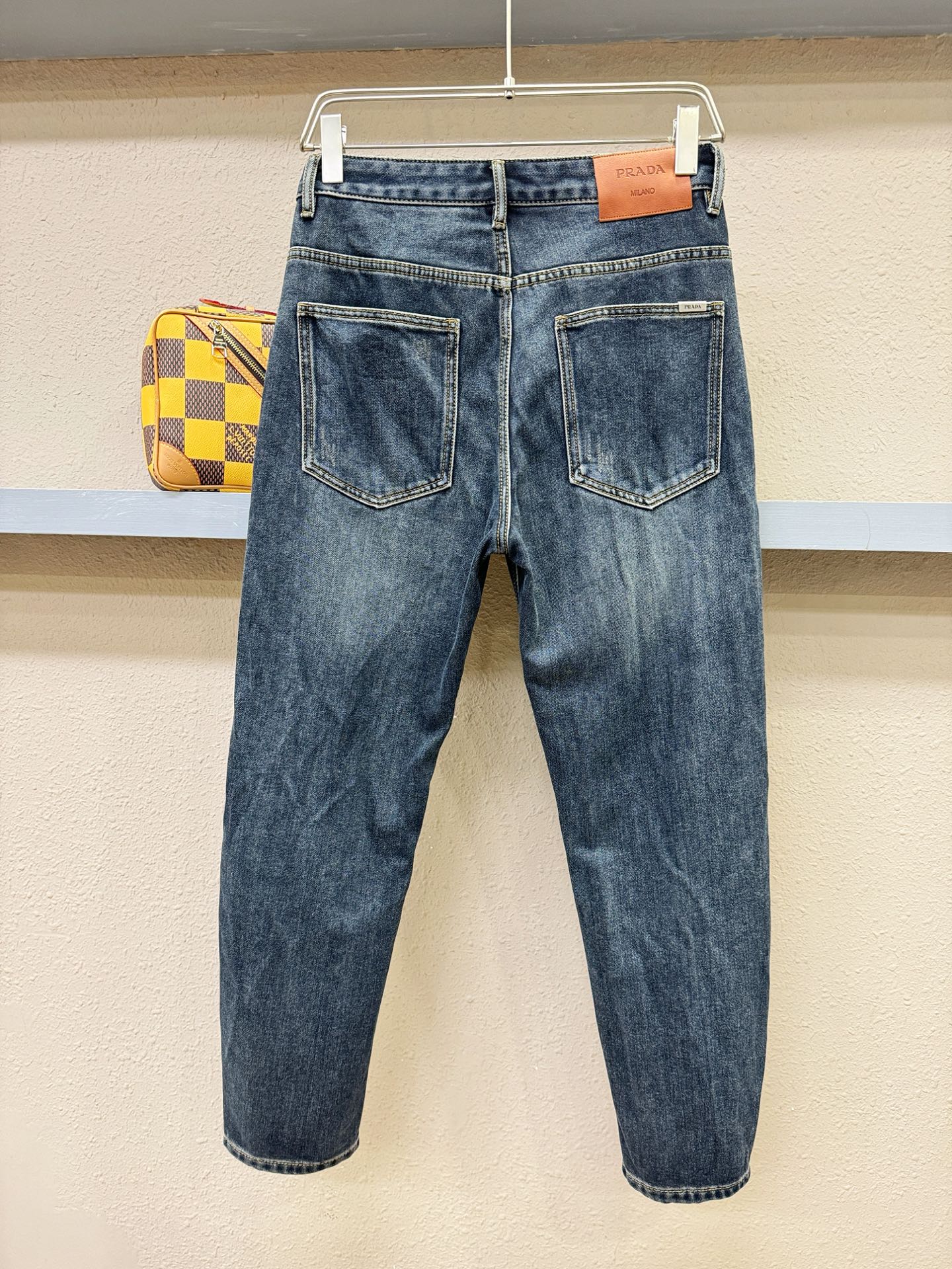 PRADA普拉达 专柜新品，原版牛仔裤 原版重工打造，品牌经典LOGO设计，三标齐全！原版五金辅料。专柜