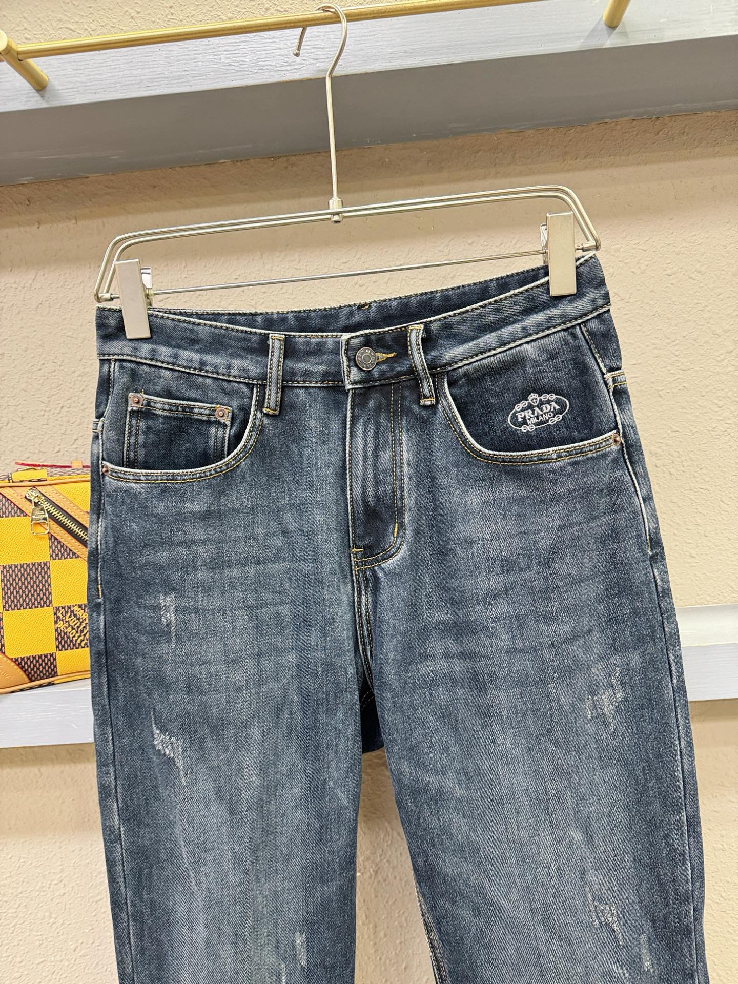 PRADA普拉达 专柜新品，原版牛仔裤 原版重工打造，品牌经典LOGO设计，三标齐全！原版五金辅料。专柜