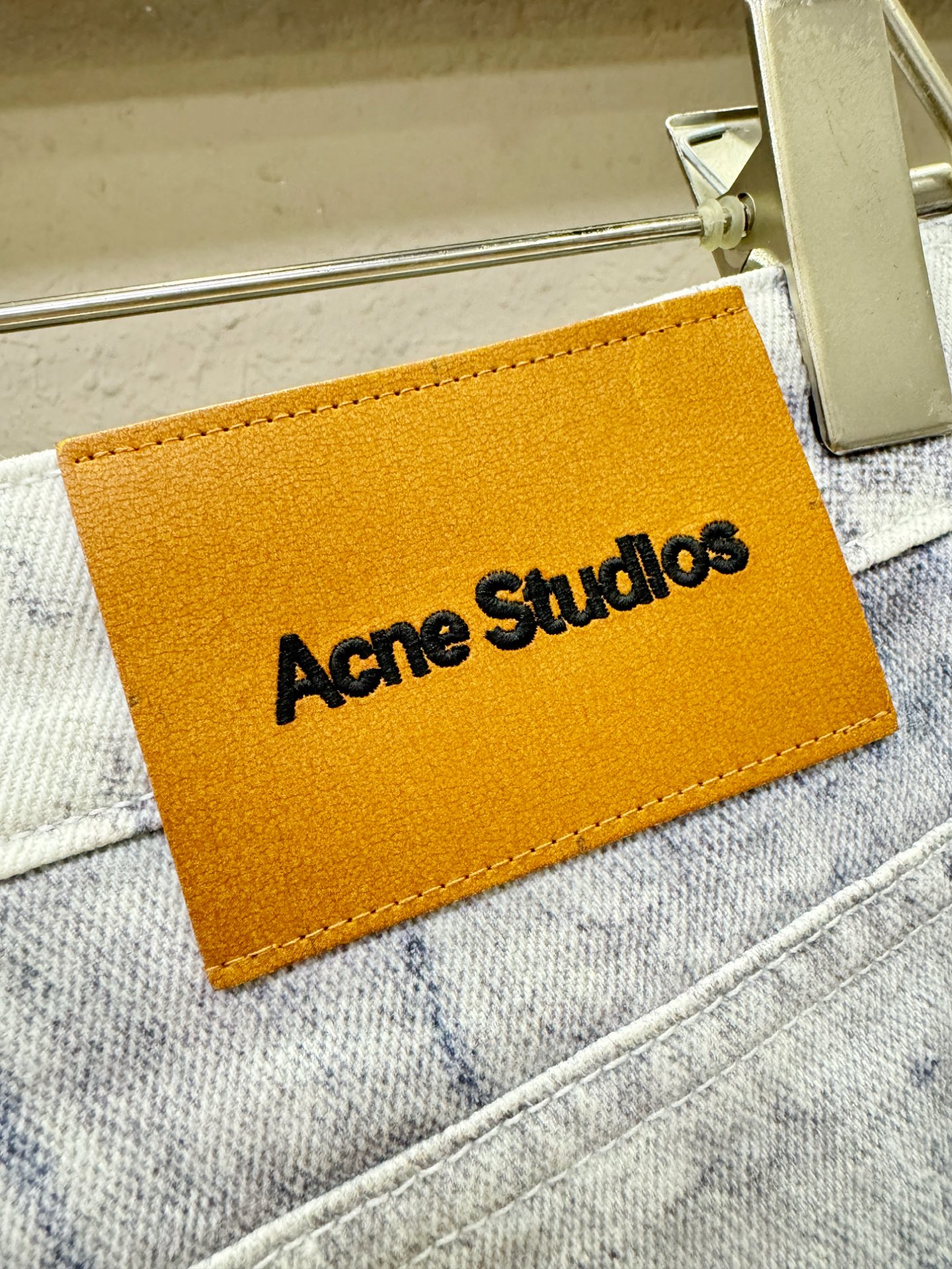Acne Studlos 专柜新品，原版牛仔裤 原版重工打造，品牌经典LOGO设计，三标齐全！原版五金辅