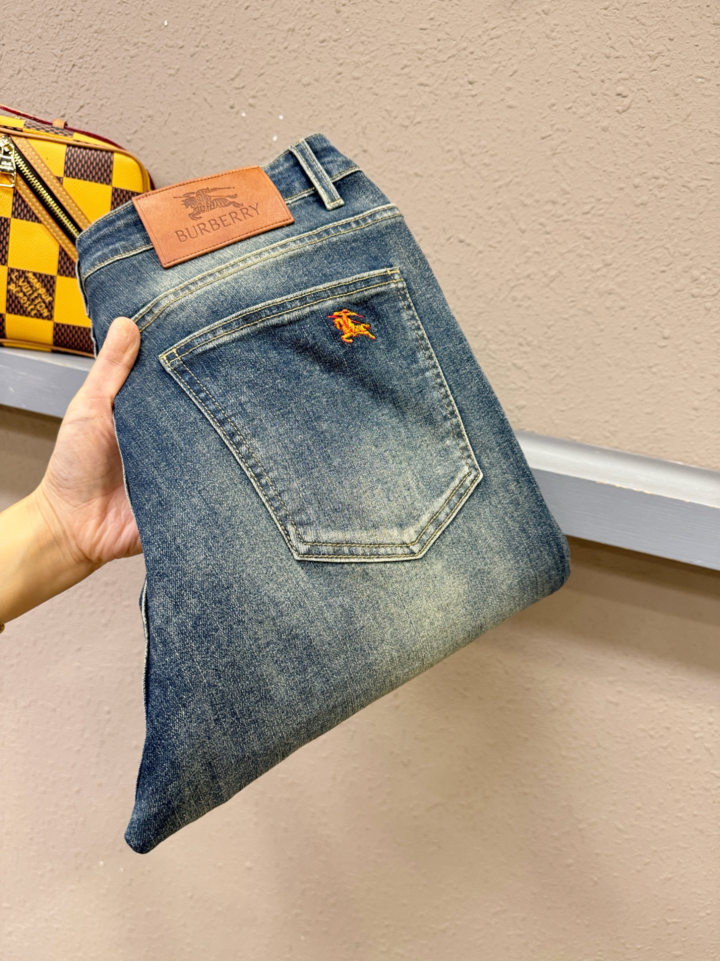 BURBERRY巴宝莉 专柜新品，原版牛仔裤 原版重工打造，品牌经典LOGO设计，三标齐全！原版五金辅料