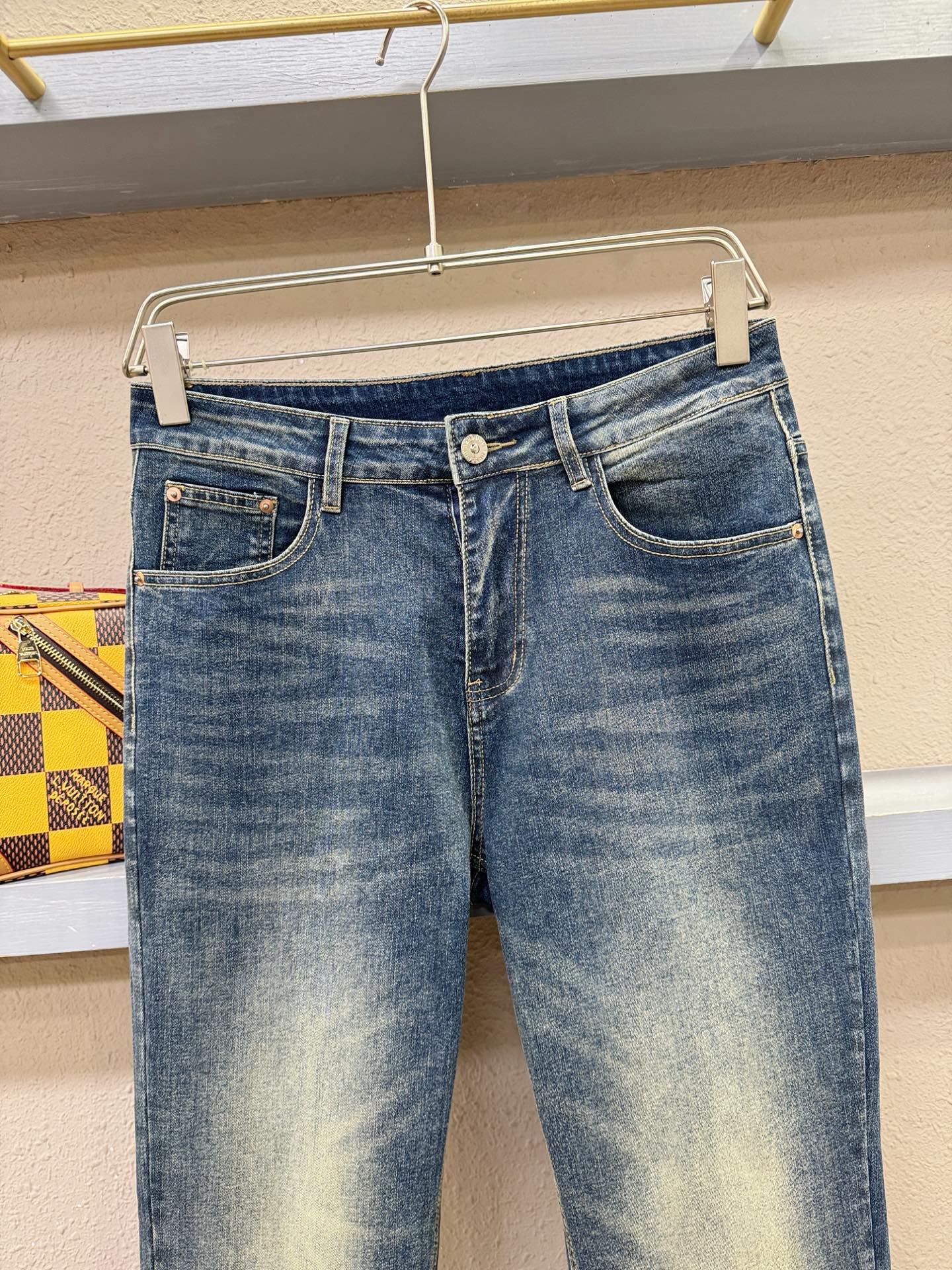 BURBERRY巴宝莉 专柜新品，原版牛仔裤 原版重工打造，品牌经典LOGO设计，三标齐全！原版五金辅料