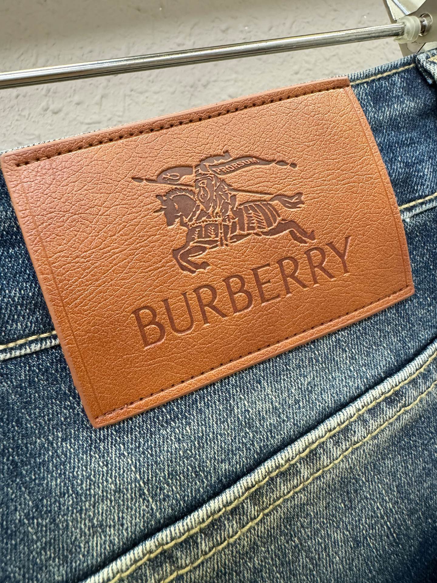 BURBERRY巴宝莉 专柜新品，原版牛仔裤 原版重工打造，品牌经典LOGO设计，三标齐全！原版五金辅料