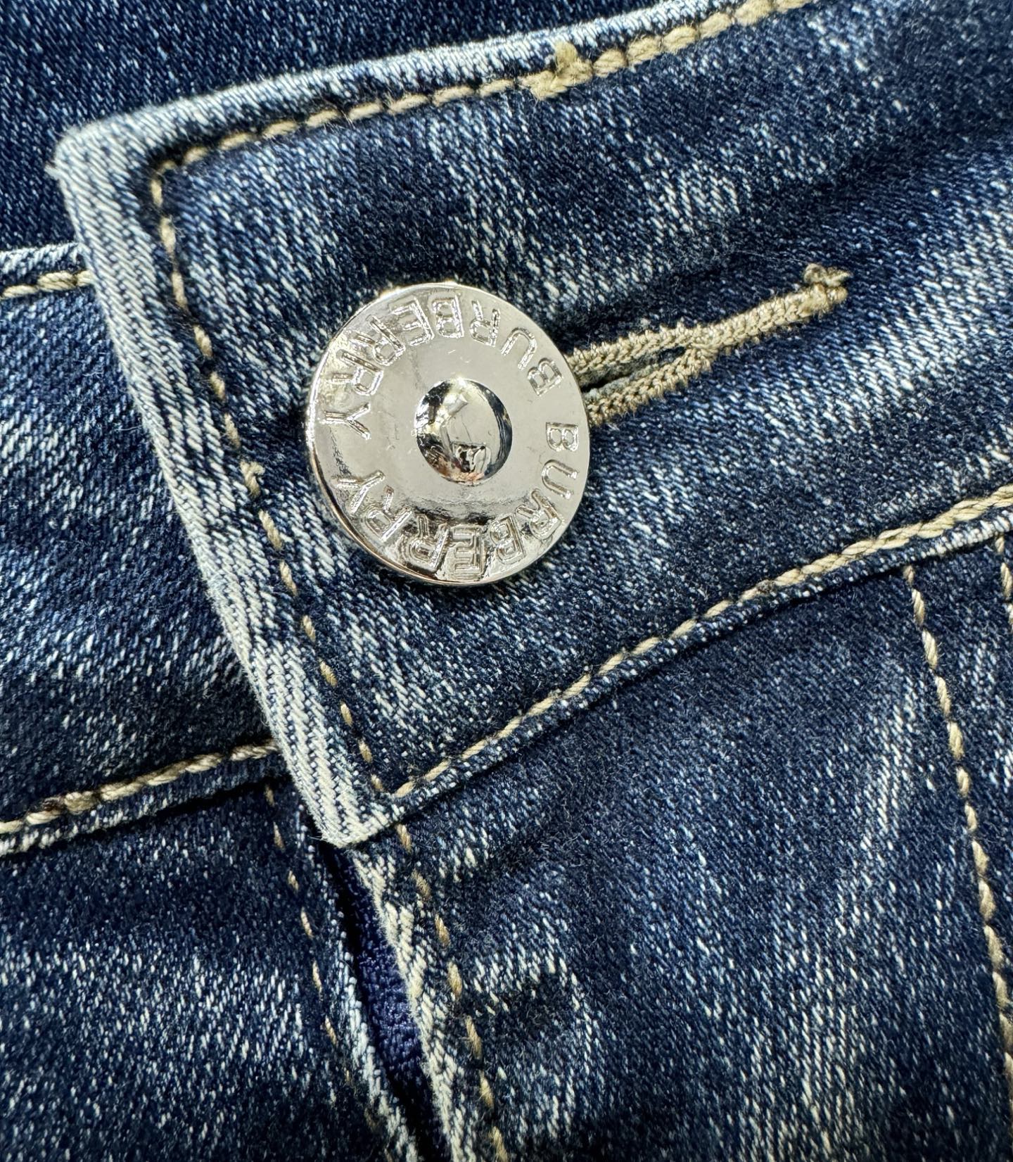 BURBERRY巴宝莉 专柜新品，原版牛仔裤 原版重工打造，品牌经典LOGO设计，三标齐全！原版五金辅料