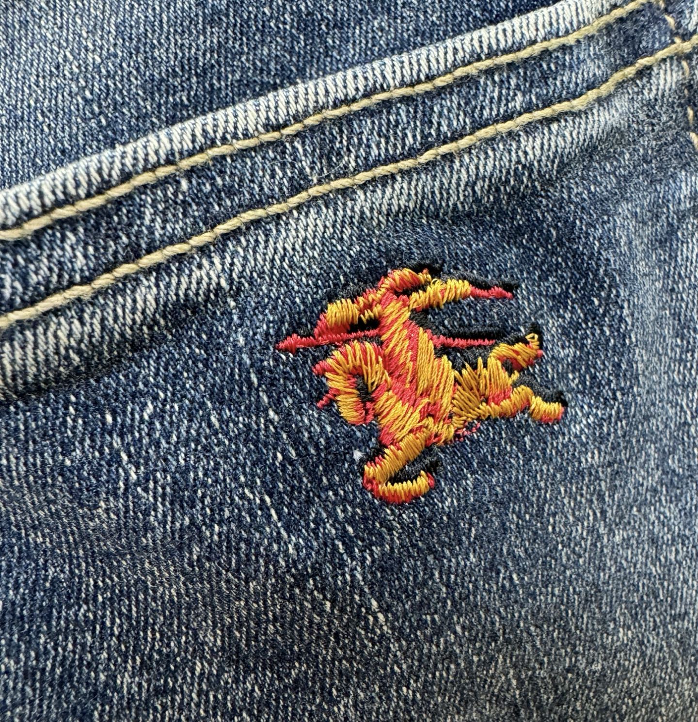 BURBERRY巴宝莉 专柜新品，原版牛仔裤 原版重工打造，品牌经典LOGO设计，三标齐全！原版五金辅料