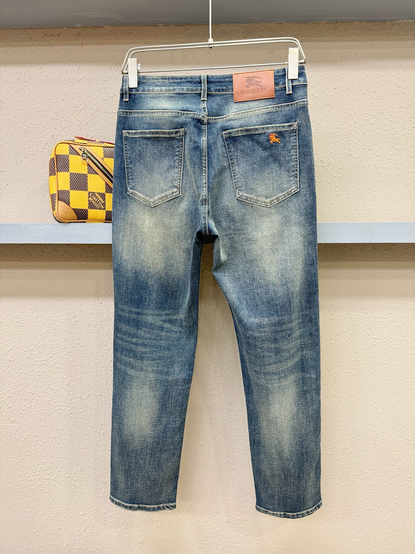 BURBERRY巴宝莉 专柜新品，原版牛仔裤 原版重工打造，品牌经典LOGO设计，三标齐全！原版五金辅料