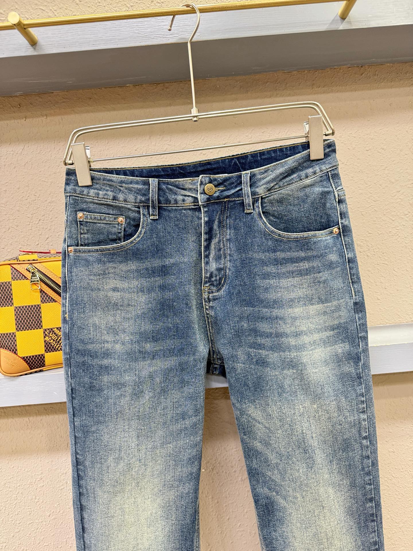 LOEWE罗意威 专柜新品，原版牛仔裤 原版重工打造，品牌经典LOGO设计，三标齐全！原版五金辅料。专柜