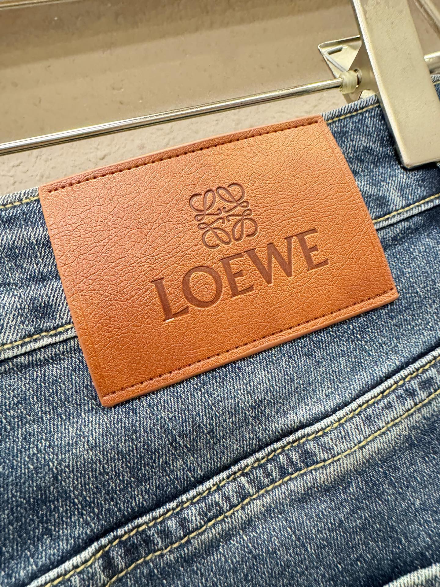 LOEWE罗意威 专柜新品，原版牛仔裤 原版重工打造，品牌经典LOGO设计，三标齐全！原版五金辅料。专柜