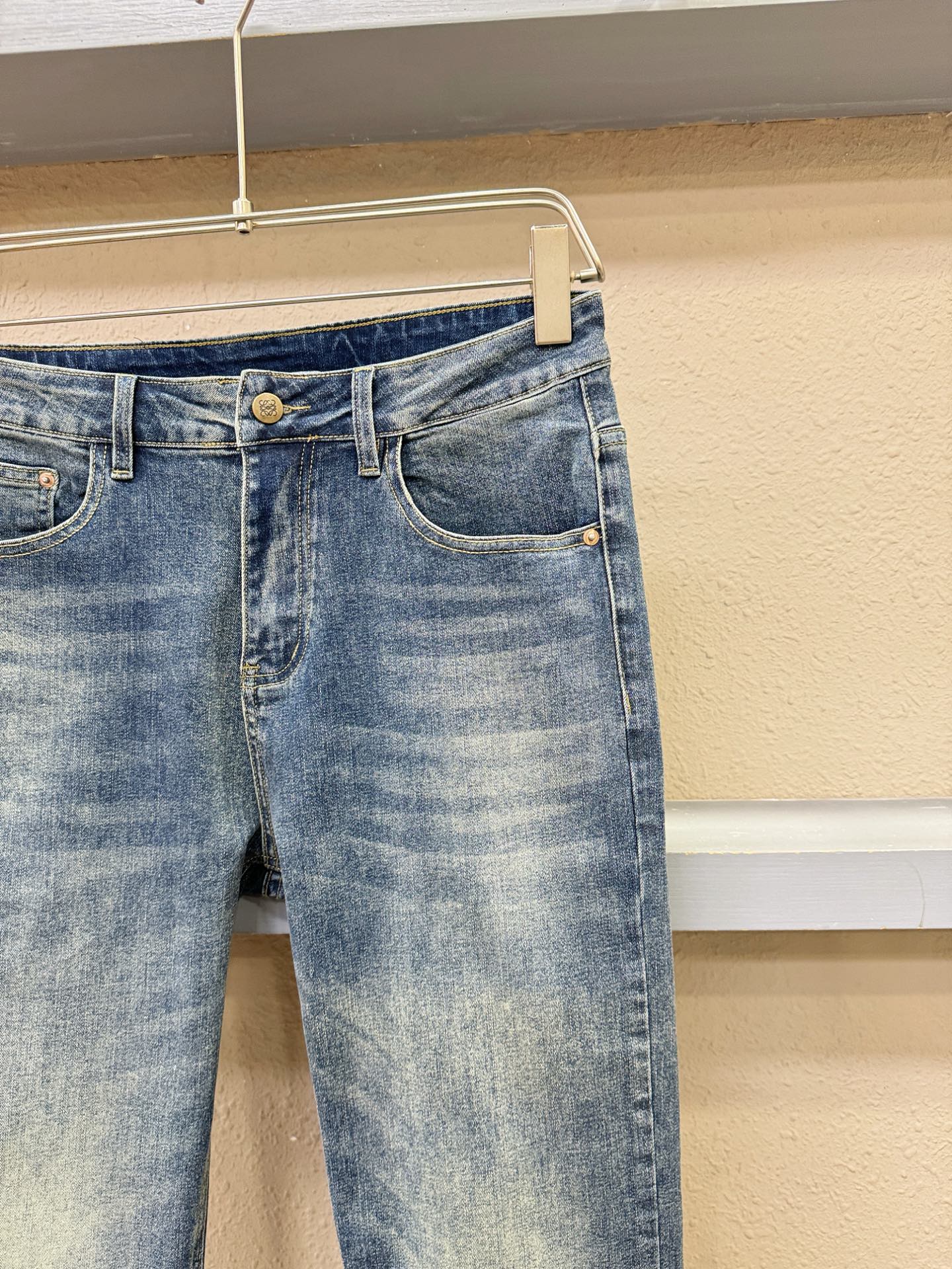 LOEWE罗意威 专柜新品，原版牛仔裤 原版重工打造，品牌经典LOGO设计，三标齐全！原版五金辅料。专柜