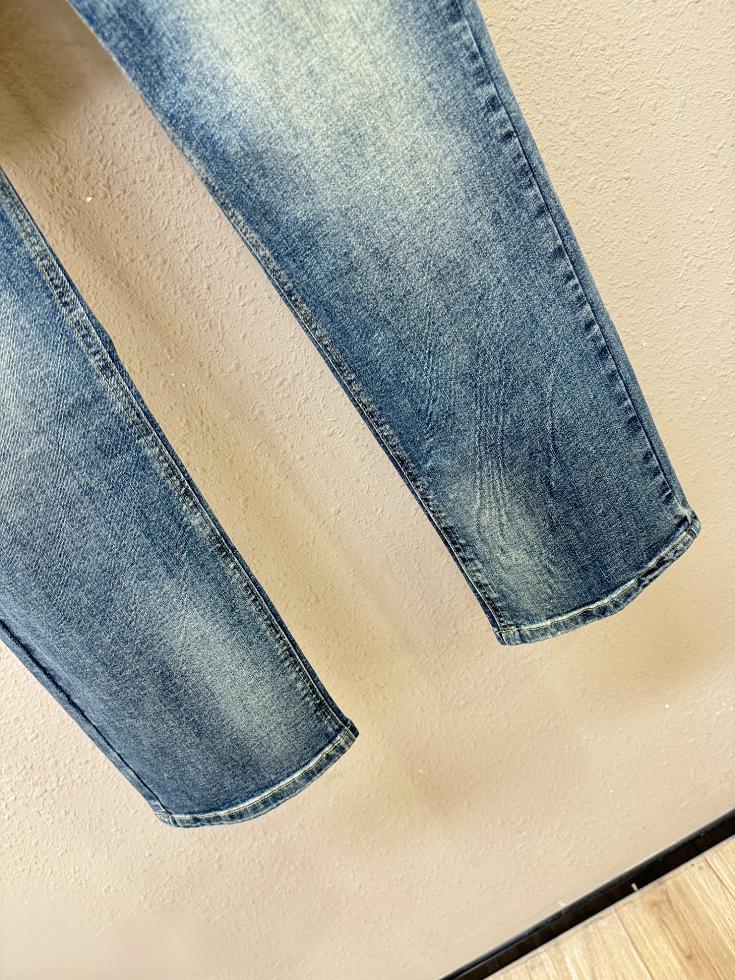 LOEWE罗意威 专柜新品，原版牛仔裤 原版重工打造，品牌经典LOGO设计，三标齐全！原版五金辅料。专柜