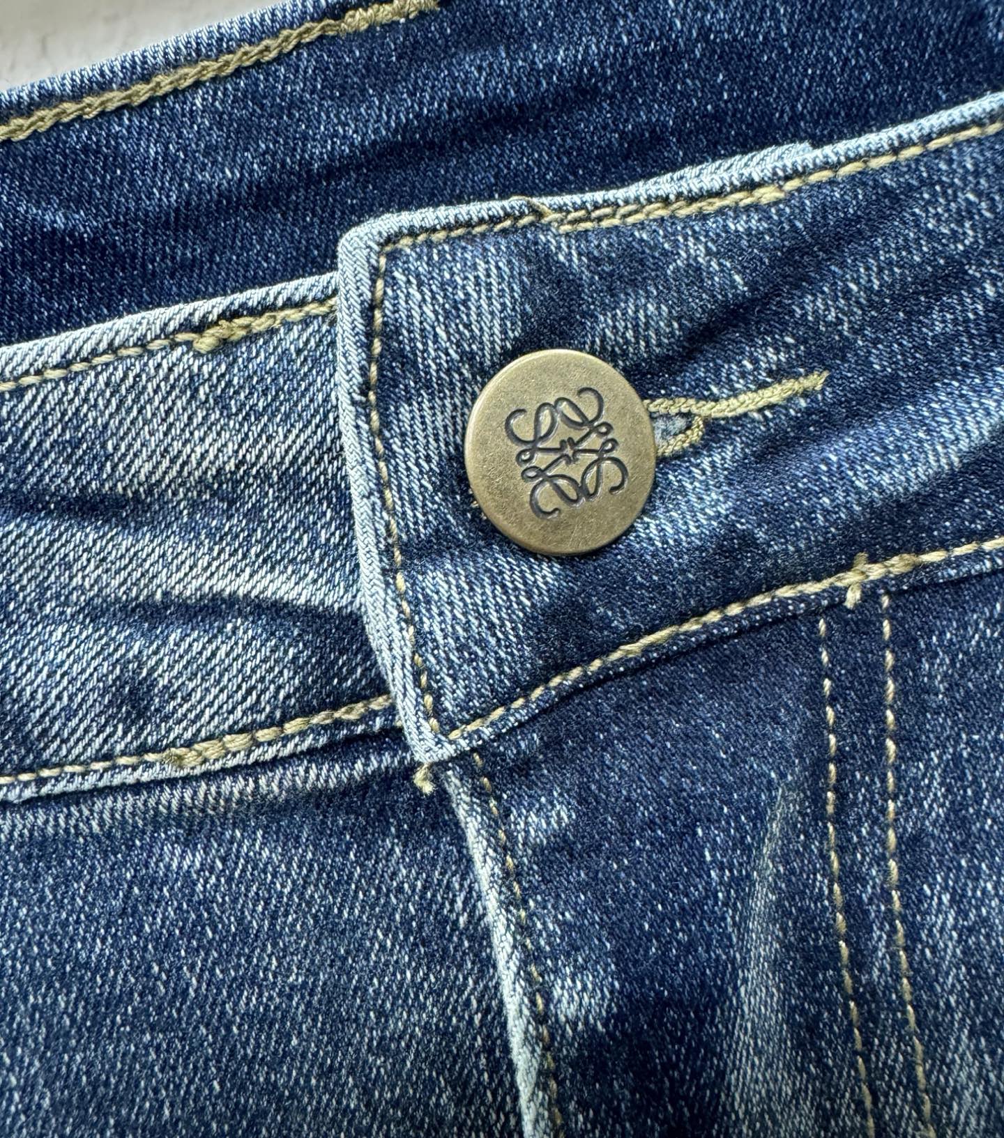 LOEWE罗意威 专柜新品，原版牛仔裤 原版重工打造，品牌经典LOGO设计，三标齐全！原版五金辅料。专柜