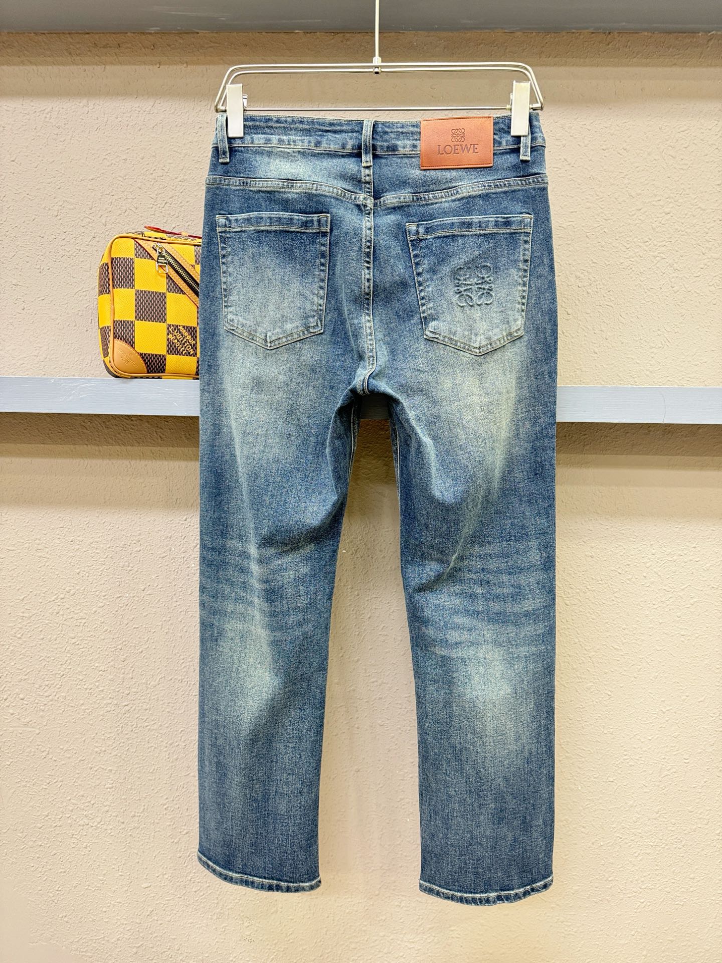 LOEWE罗意威 专柜新品，原版牛仔裤 原版重工打造，品牌经典LOGO设计，三标齐全！原版五金辅料。专柜