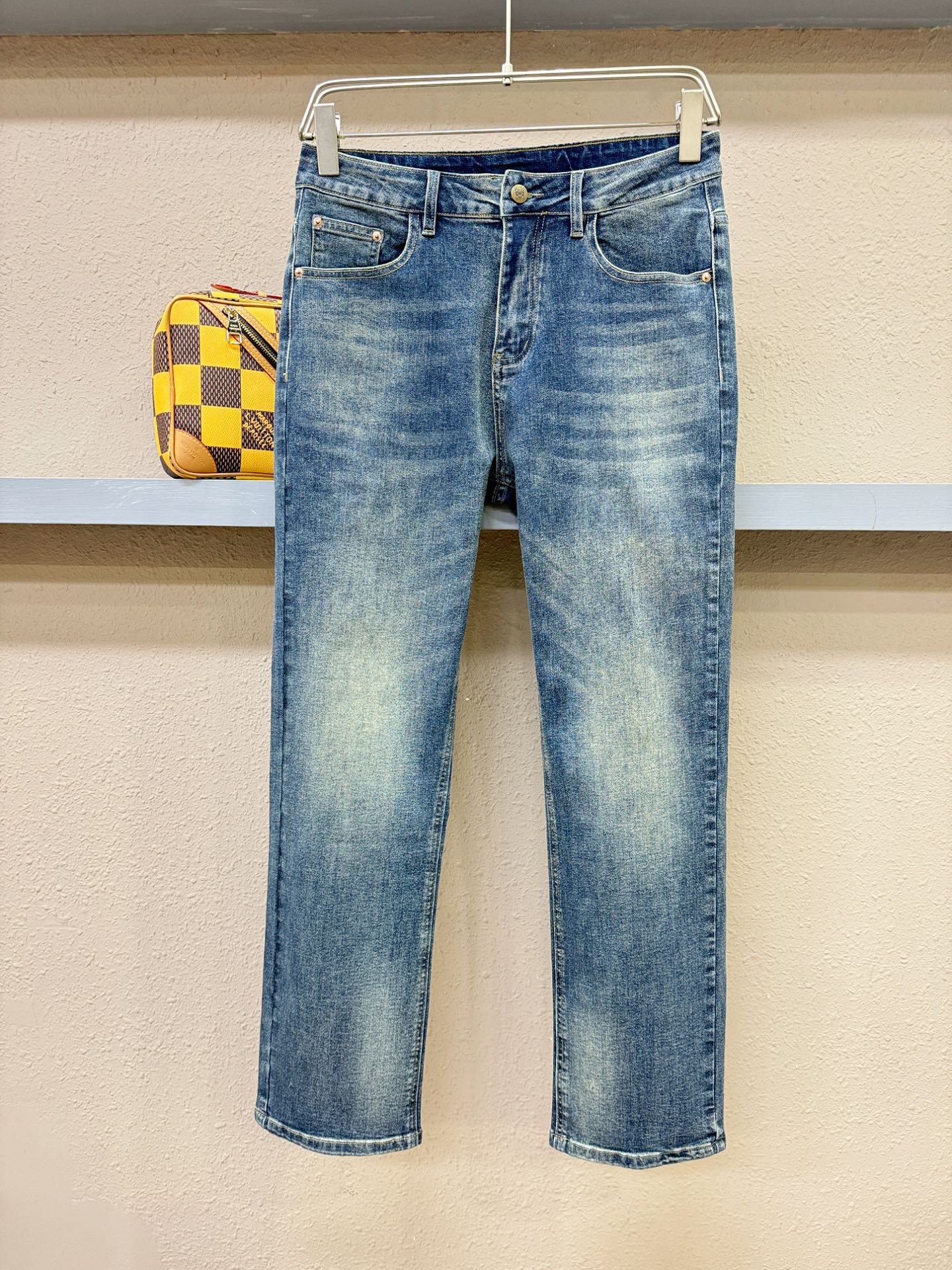 LOEWE罗意威 专柜新品，原版牛仔裤 原版重工打造，品牌经典LOGO设计，三标齐全！原版五金辅料。专柜