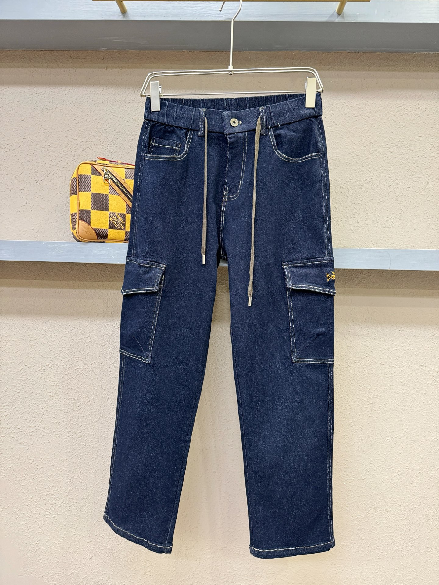 Arcteryx始祖鸟 专柜新品，原版牛仔裤 原版重工打造，品牌经典LOGO设计，三标齐全！原版五金辅料