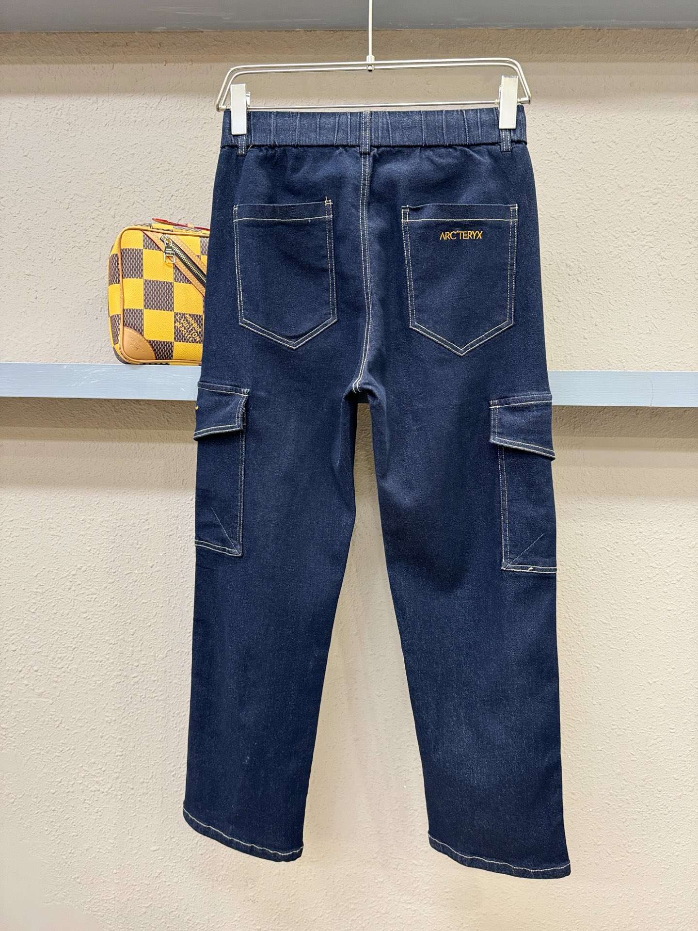 Arcteryx始祖鸟 专柜新品，原版牛仔裤 原版重工打造，品牌经典LOGO设计，三标齐全！原版五金辅料