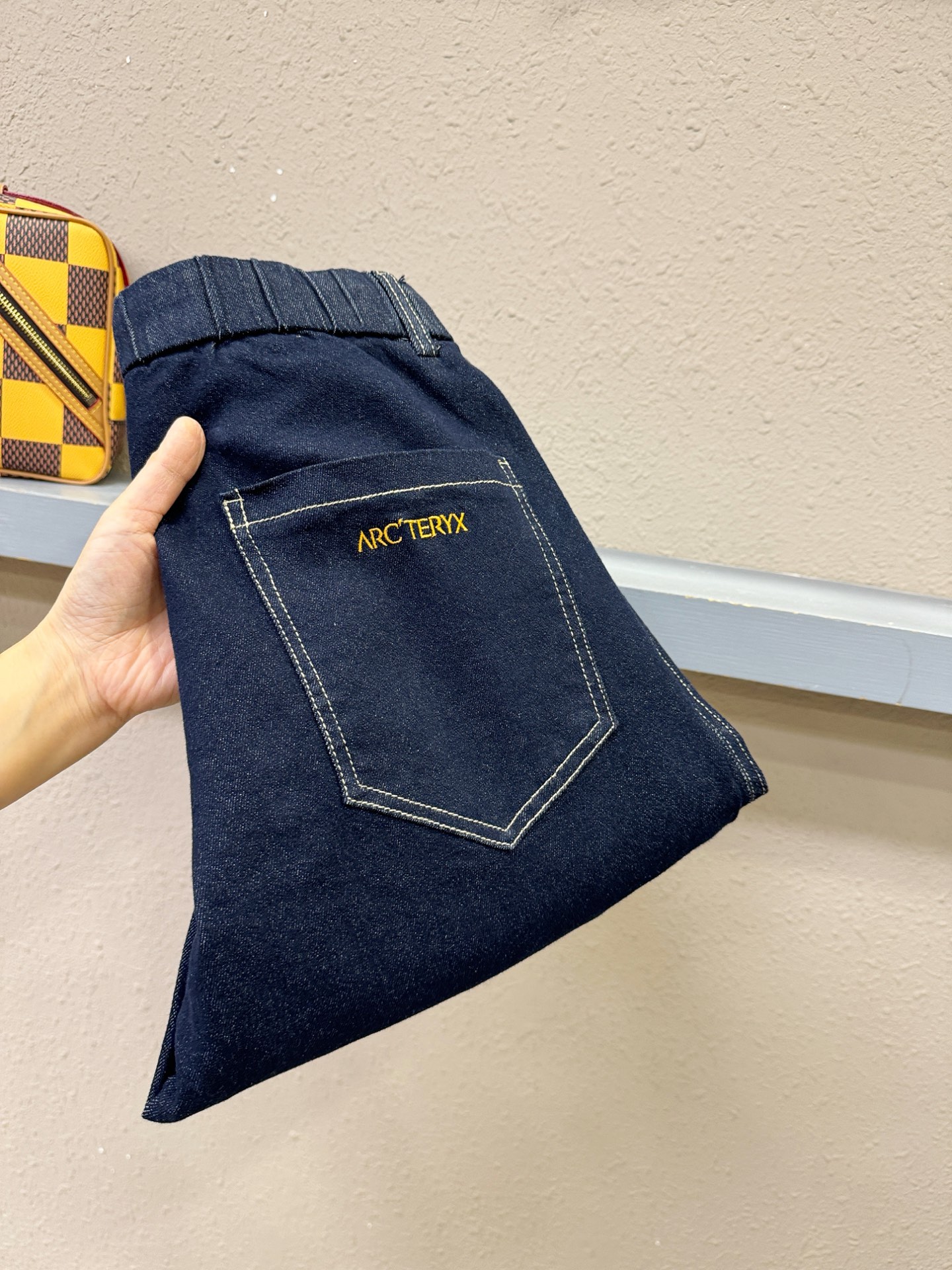 Arcteryx始祖鸟 专柜新品，原版牛仔裤 原版重工打造，品牌经典LOGO设计，三标齐全！原版五金辅料