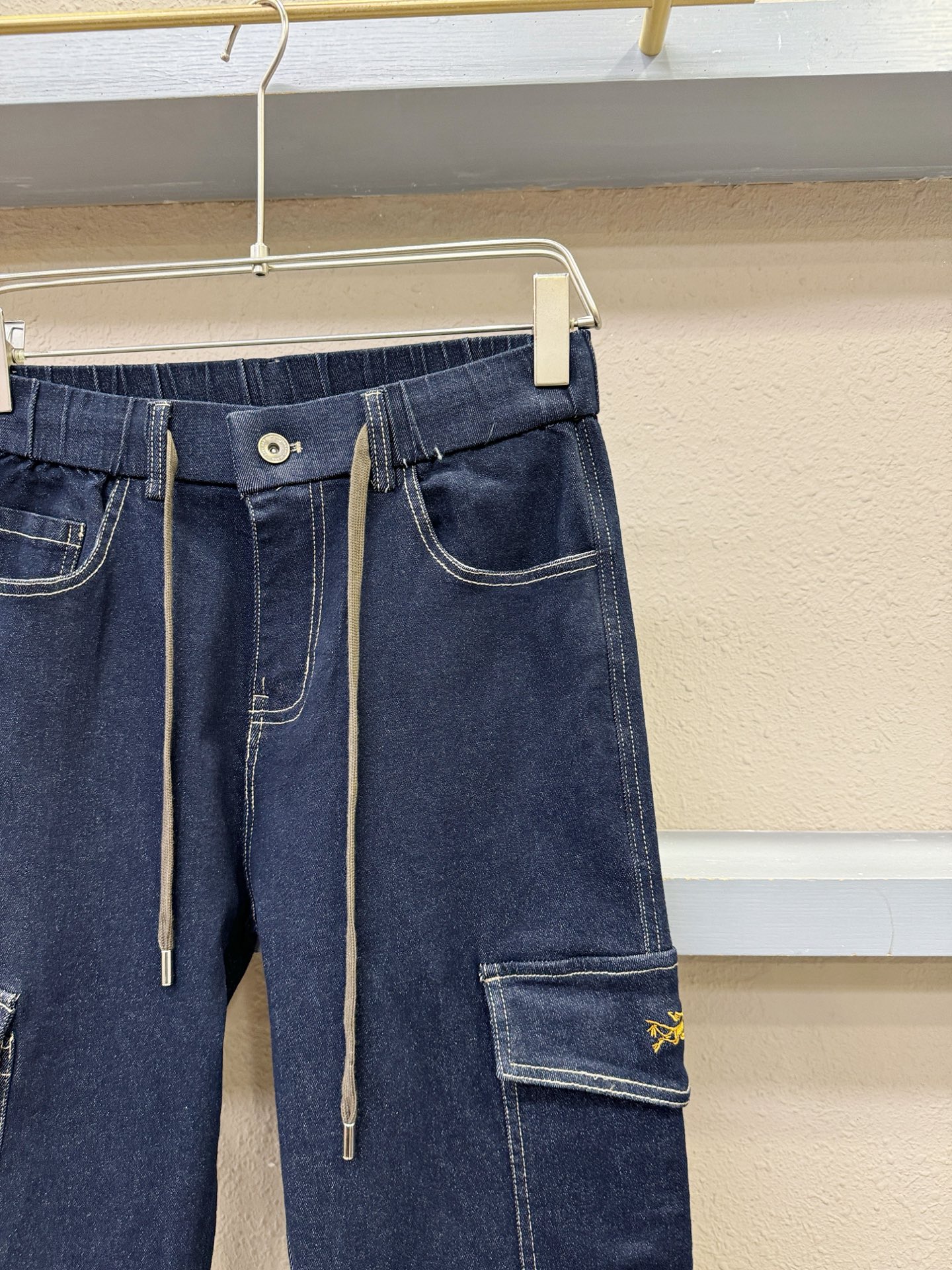 Arcteryx始祖鸟 专柜新品，原版牛仔裤 原版重工打造，品牌经典LOGO设计，三标齐全！原版五金辅料