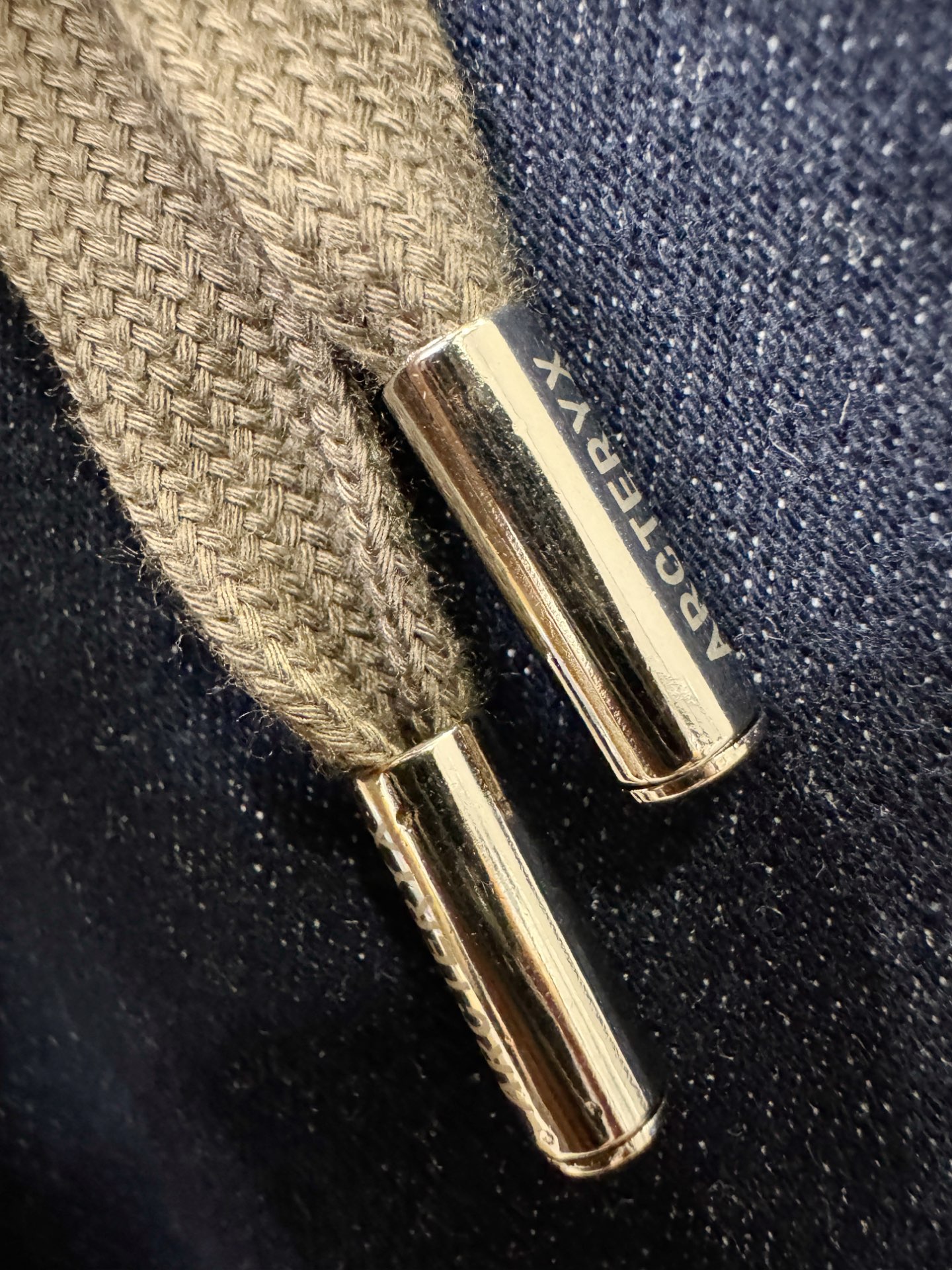 Arcteryx始祖鸟 专柜新品，原版牛仔裤 原版重工打造，品牌经典LOGO设计，三标齐全！原版五金辅料