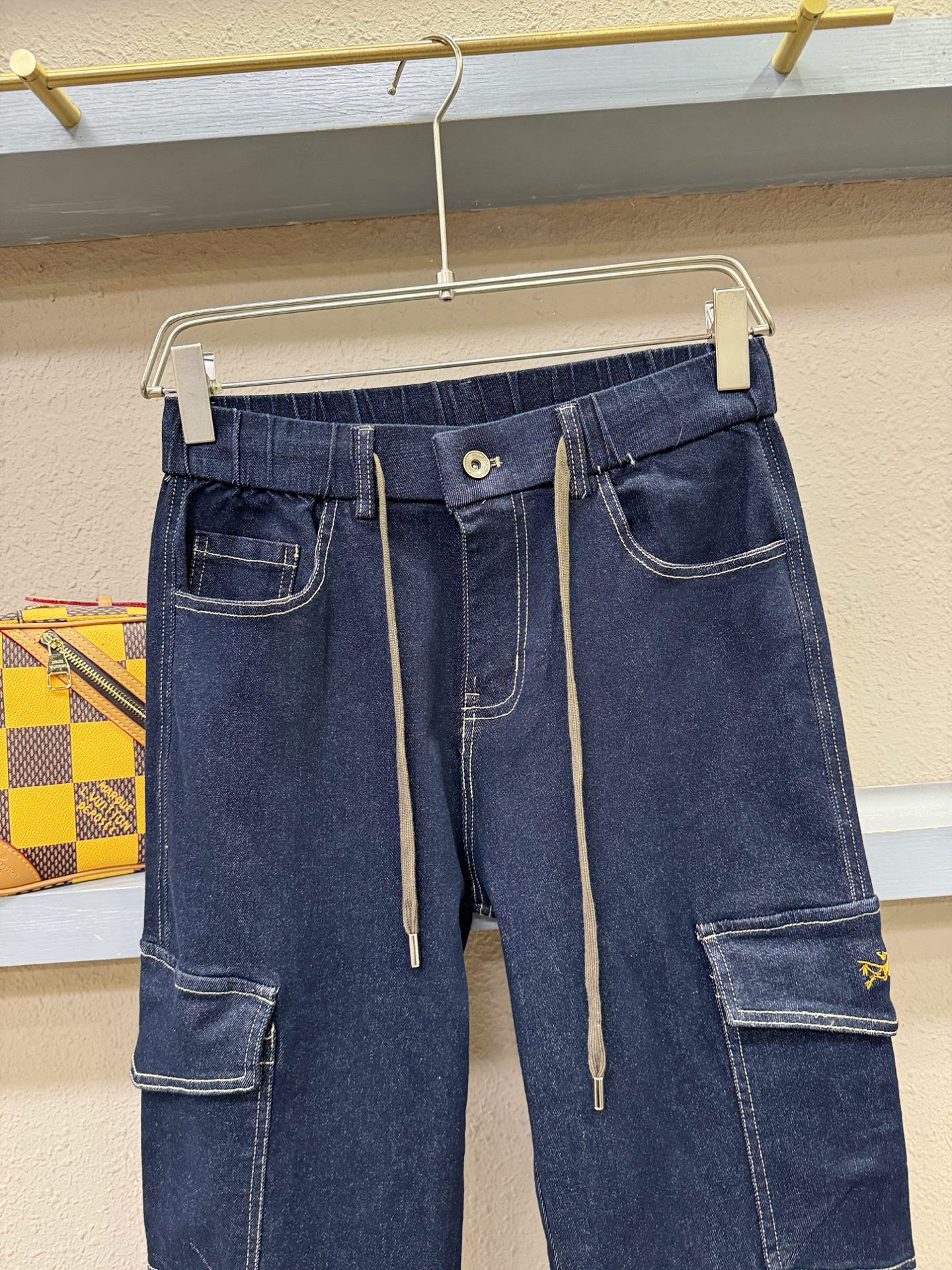 Arcteryx始祖鸟 专柜新品，原版牛仔裤 原版重工打造，品牌经典LOGO设计，三标齐全！原版五金辅料