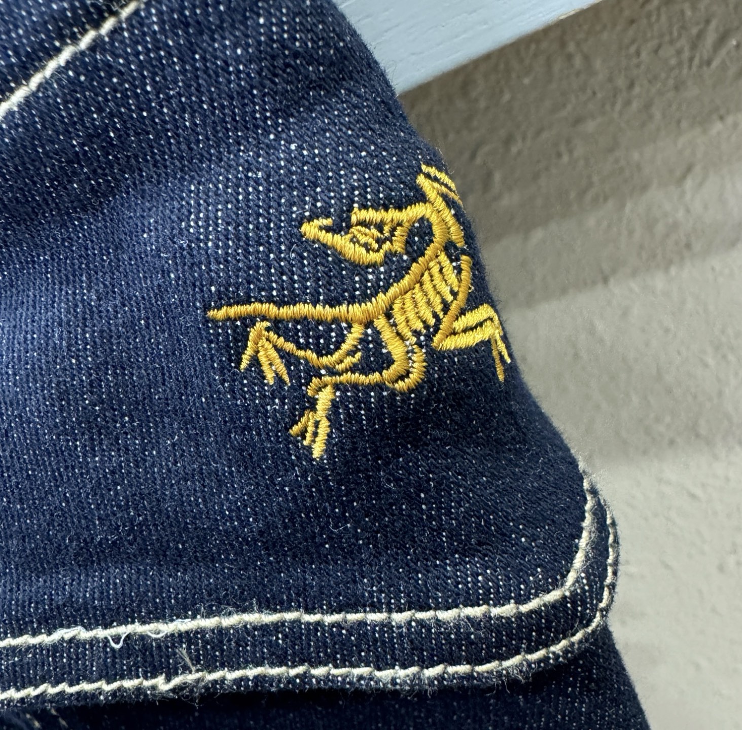 Arcteryx始祖鸟 专柜新品，原版牛仔裤 原版重工打造，品牌经典LOGO设计，三标齐全！原版五金辅料