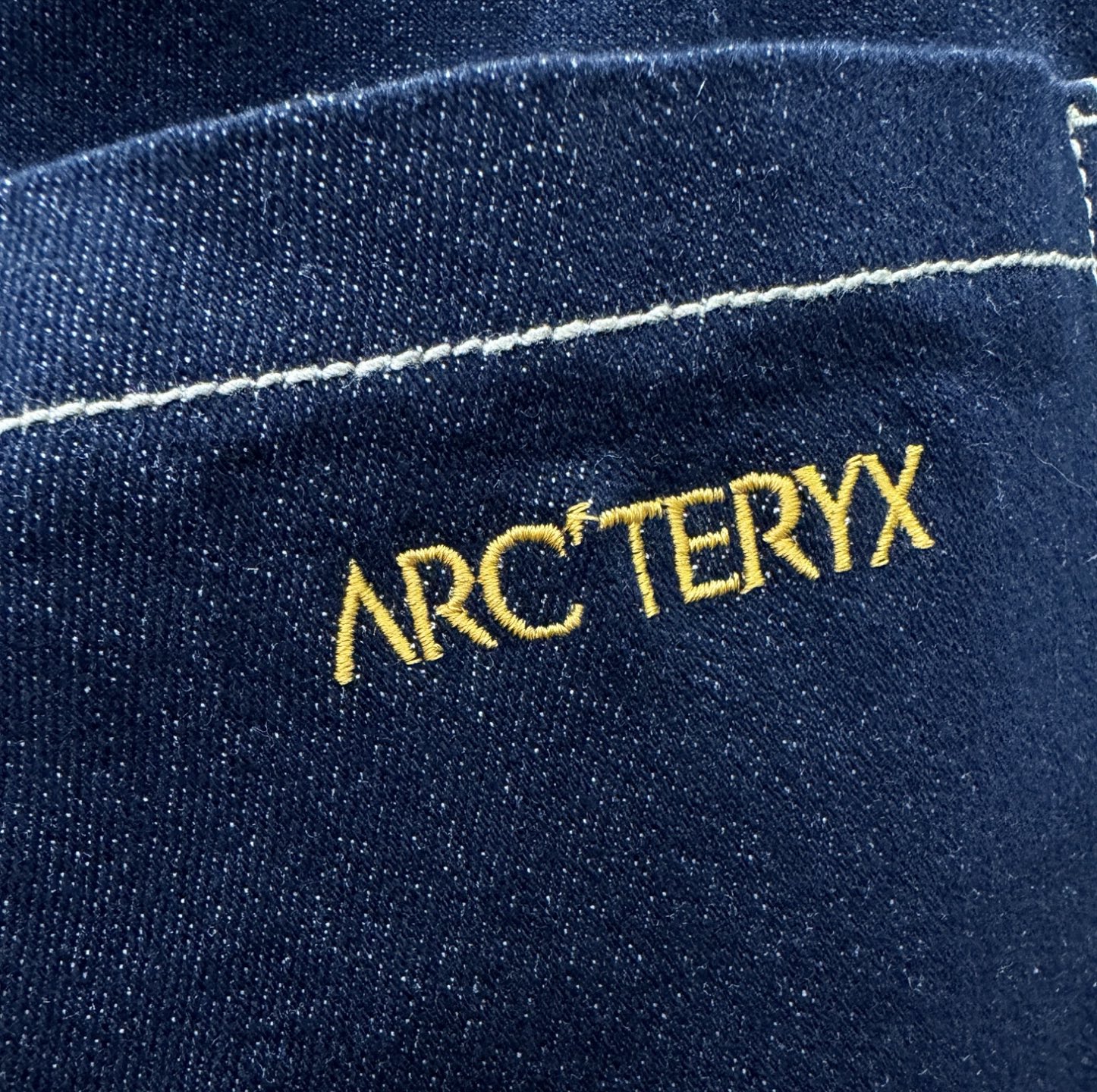 Arcteryx始祖鸟 专柜新品，原版牛仔裤 原版重工打造，品牌经典LOGO设计，三标齐全！原版五金辅料