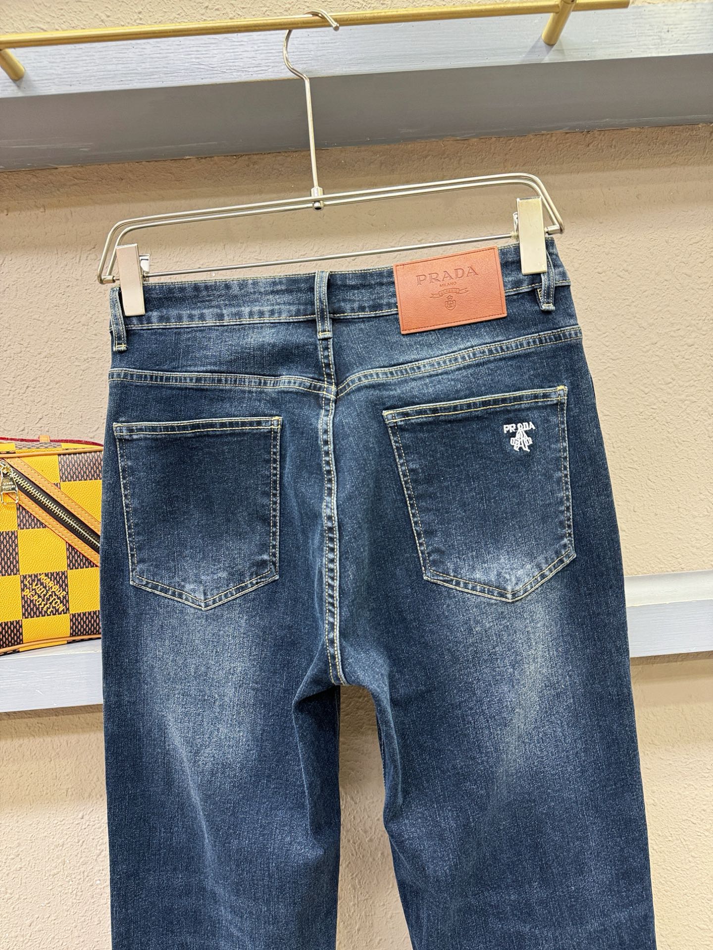 PRADA普拉达 专柜新品，原版牛仔裤 原版重工打造，品牌经典LOGO设计，三标齐全！原版五金辅料。专柜