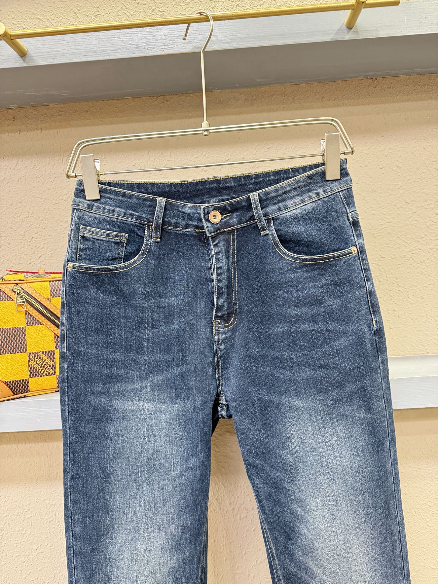 PRADA普拉达 专柜新品，原版牛仔裤 原版重工打造，品牌经典LOGO设计，三标齐全！原版五金辅料。专柜