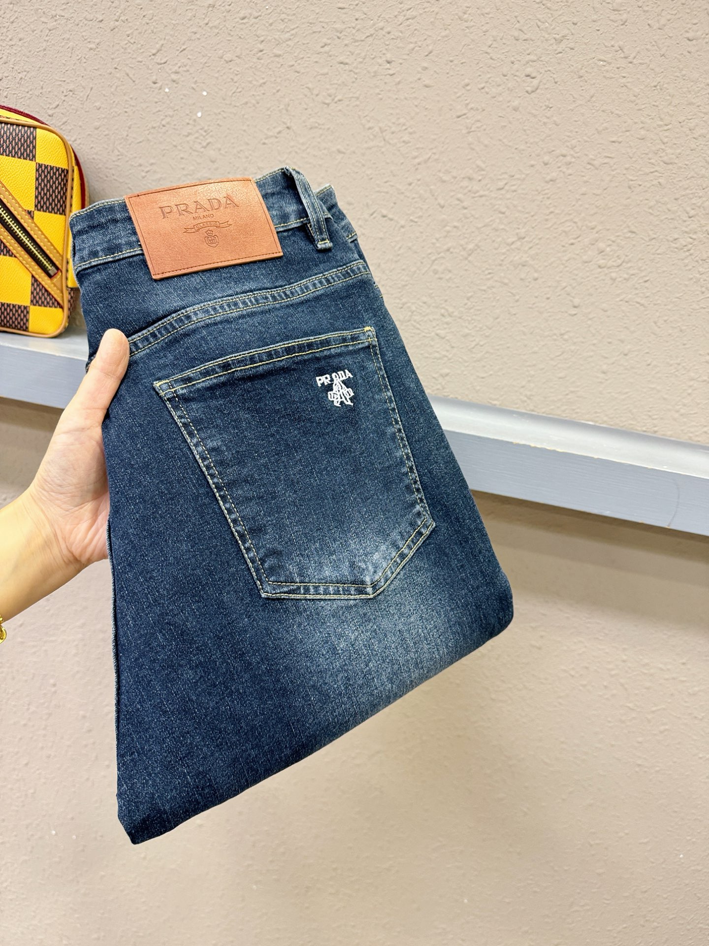 PRADA普拉达 专柜新品，原版牛仔裤 原版重工打造，品牌经典LOGO设计，三标齐全！原版五金辅料。专柜