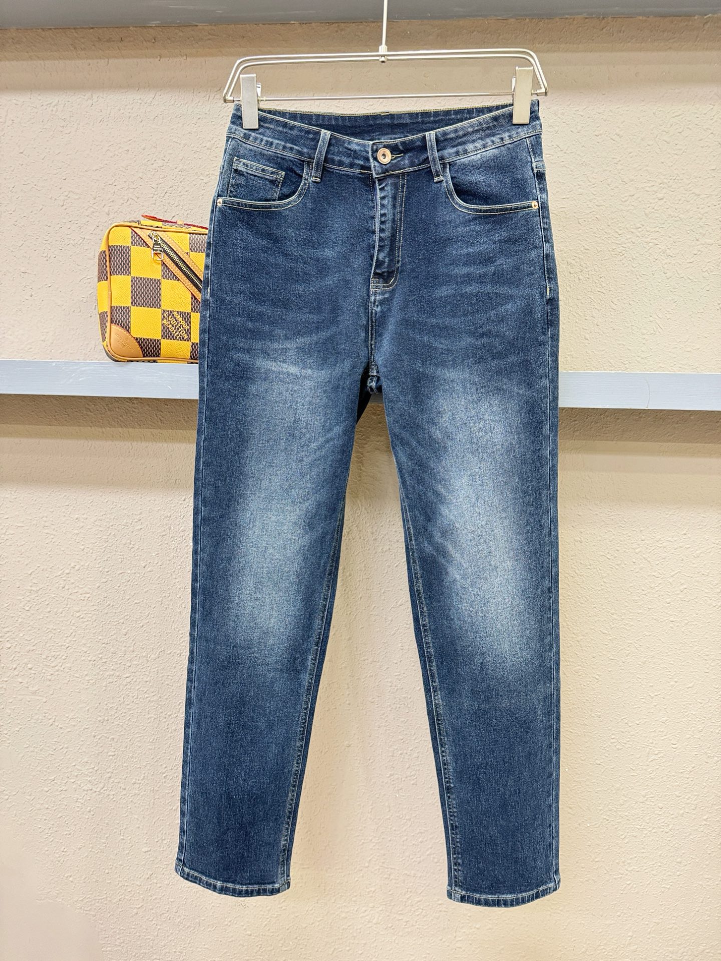 PRADA普拉达 专柜新品，原版牛仔裤 原版重工打造，品牌经典LOGO设计，三标齐全！原版五金辅料。专柜